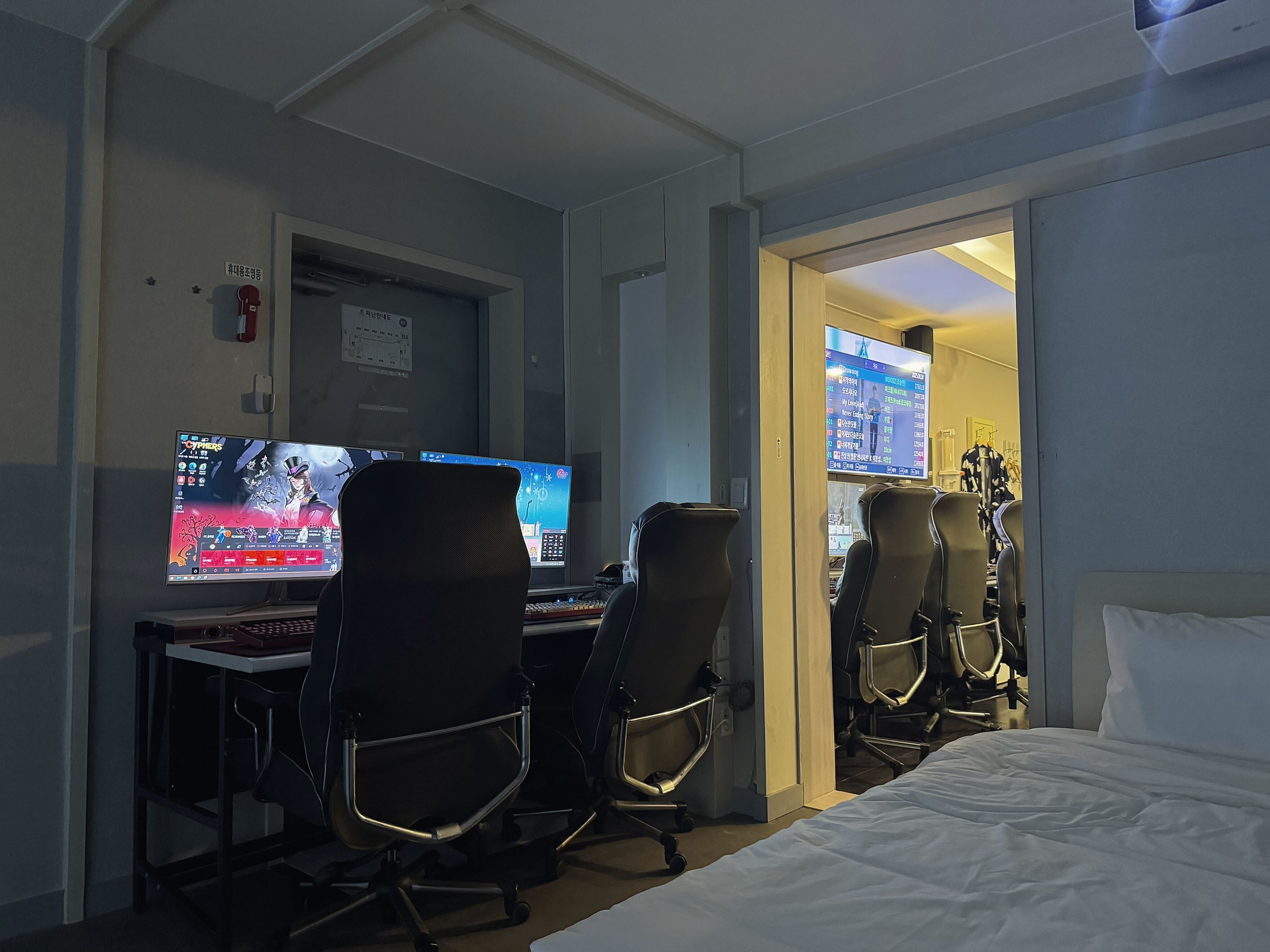 room detail thumbnail 1