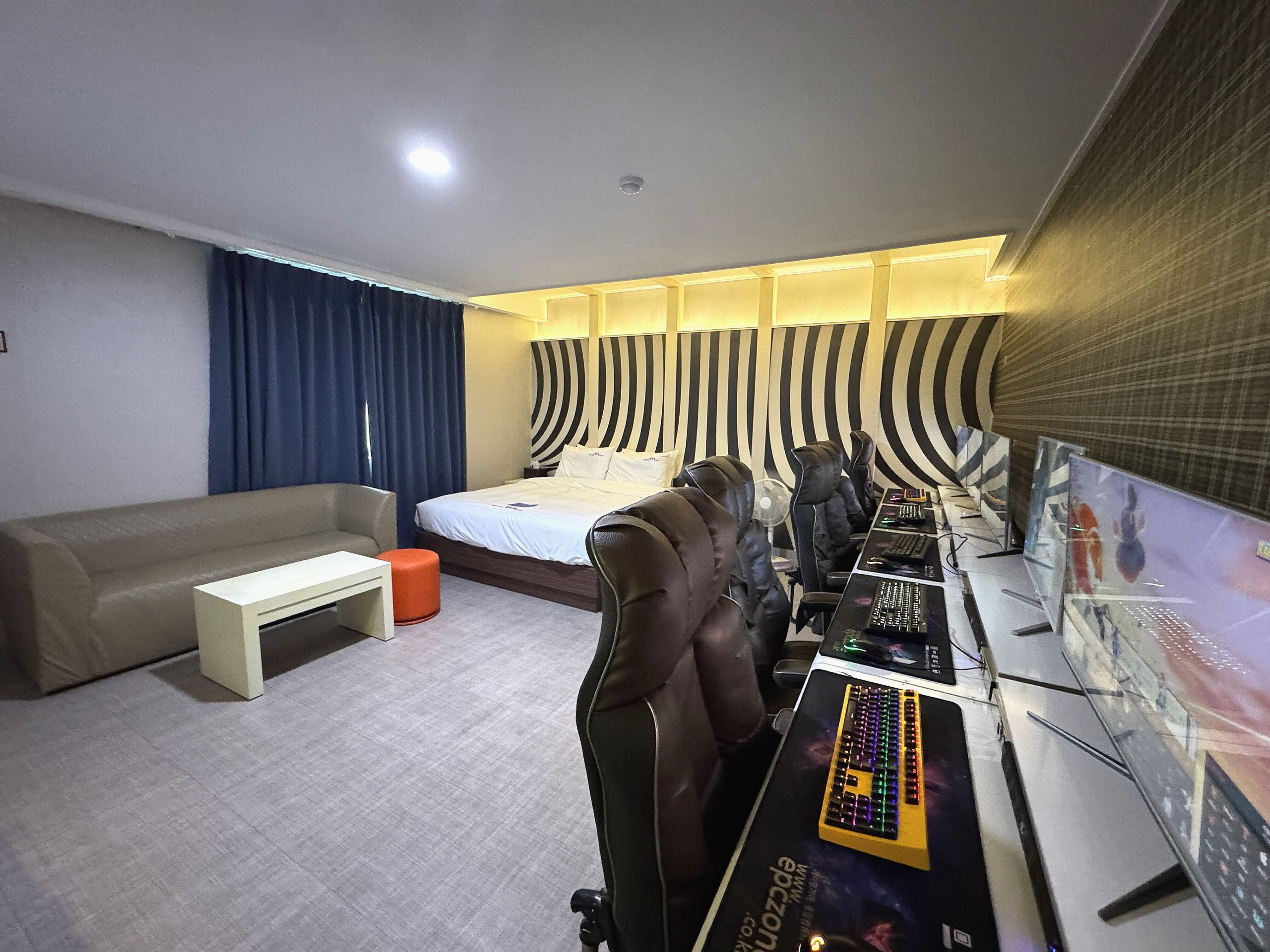 room detail thumbnail 2