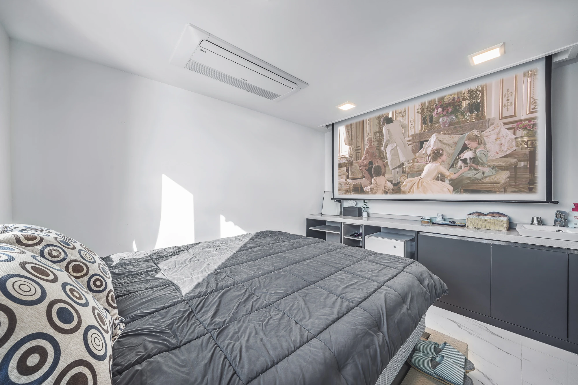 room detail thumbnail 0