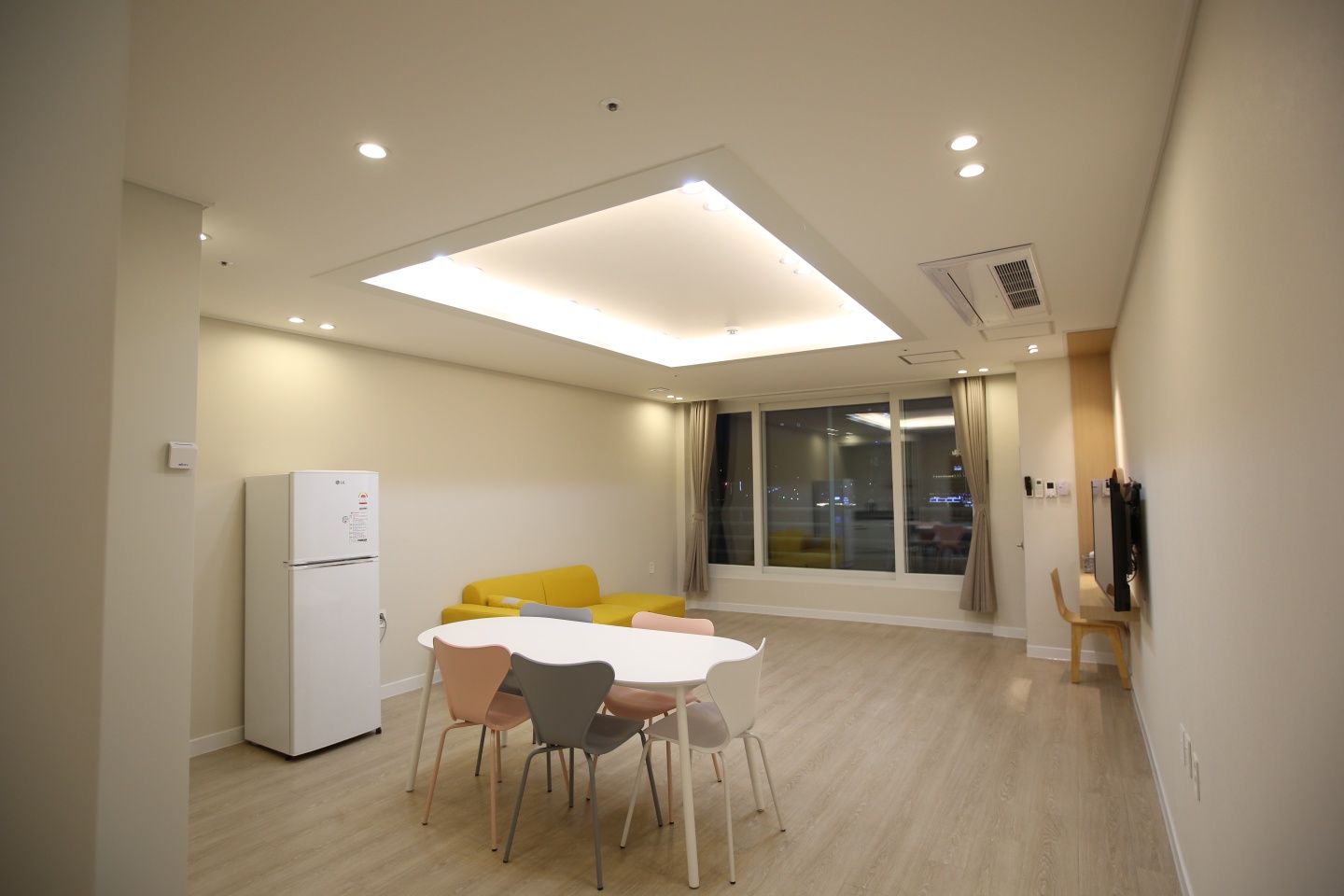 room detail thumbnail 2