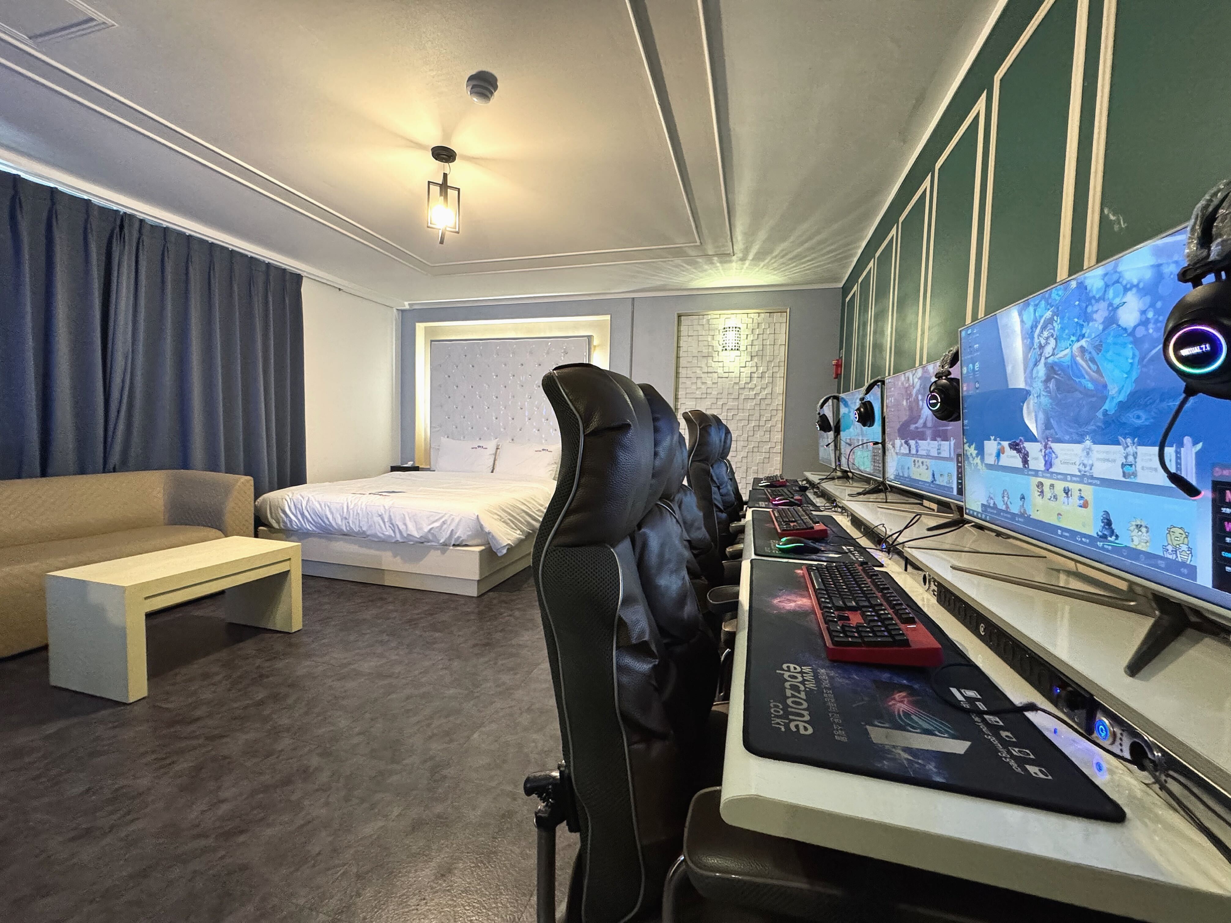 room detail thumbnail 0