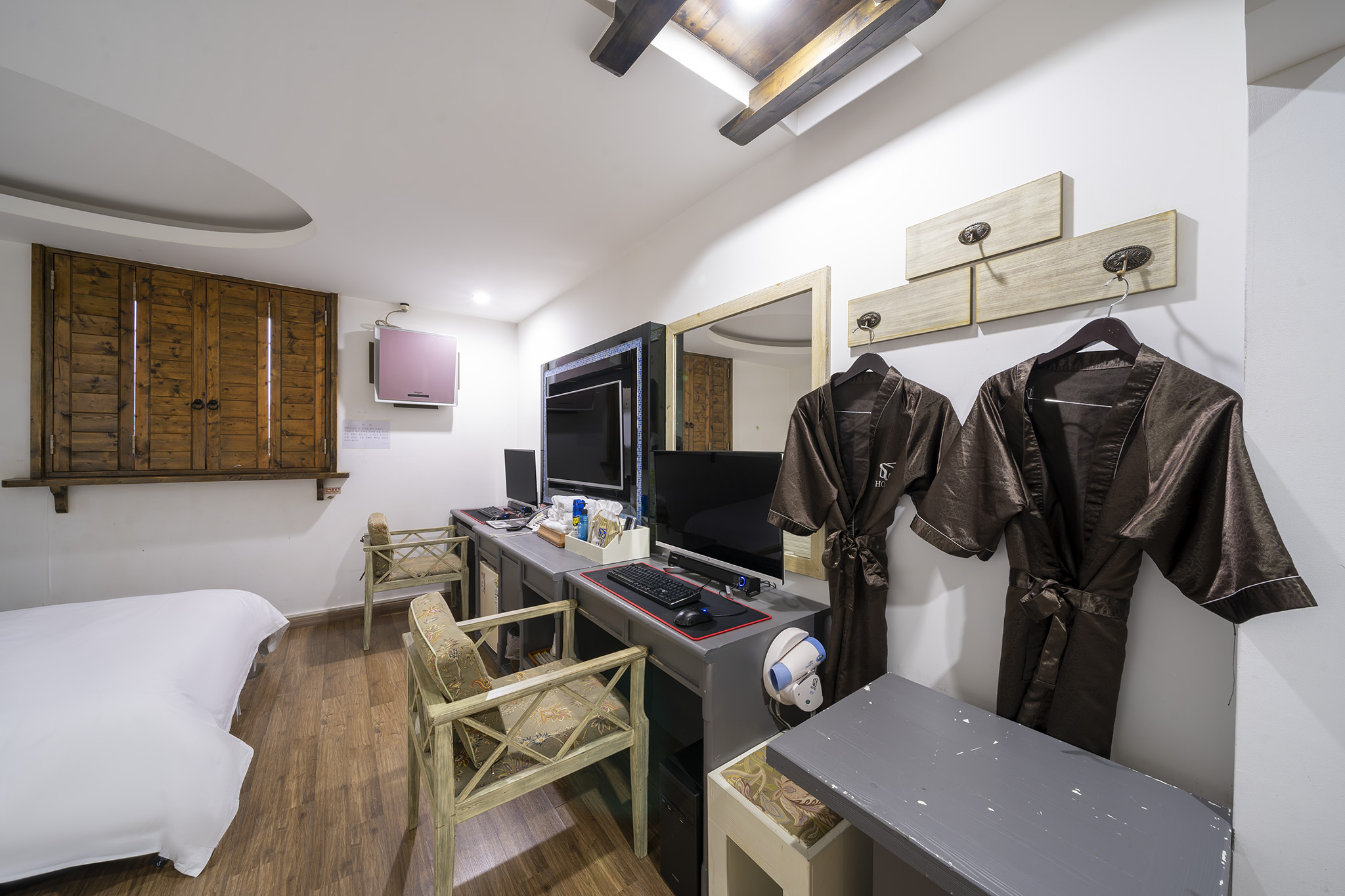 room detail thumbnail 1