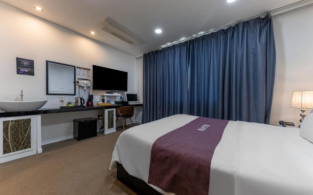 room detail thumbnail 2