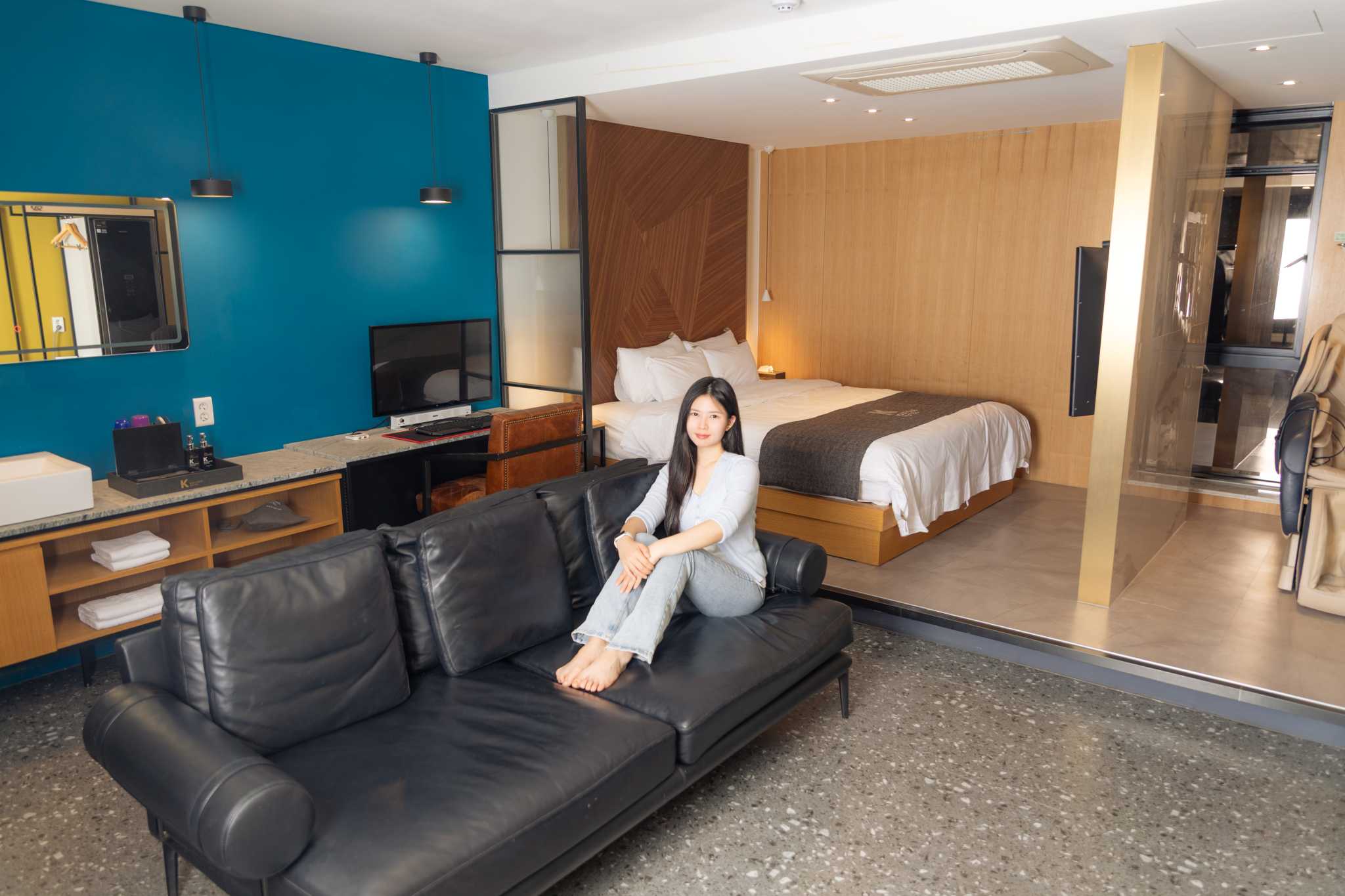 room detail thumbnail 2