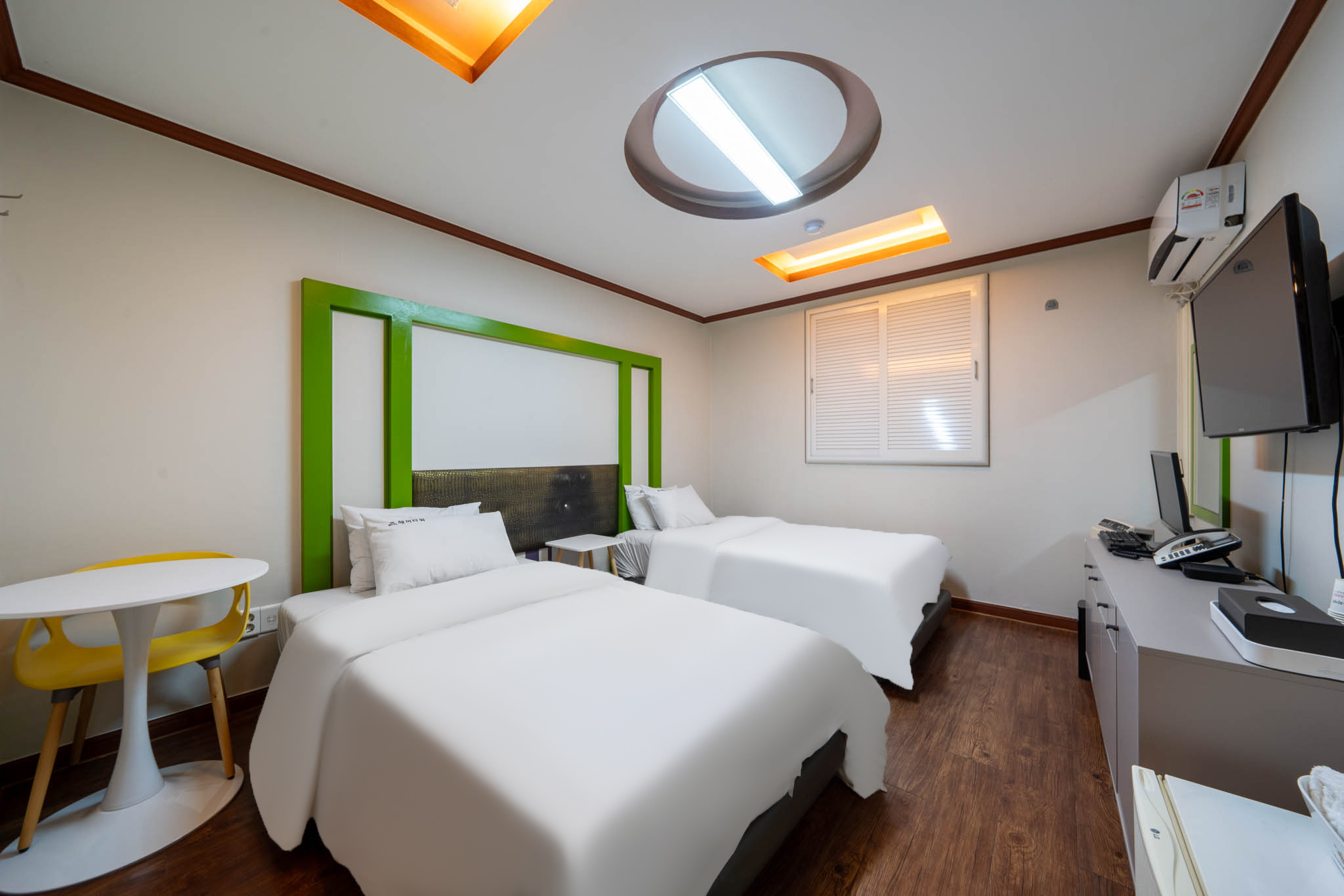 room detail thumbnail 2