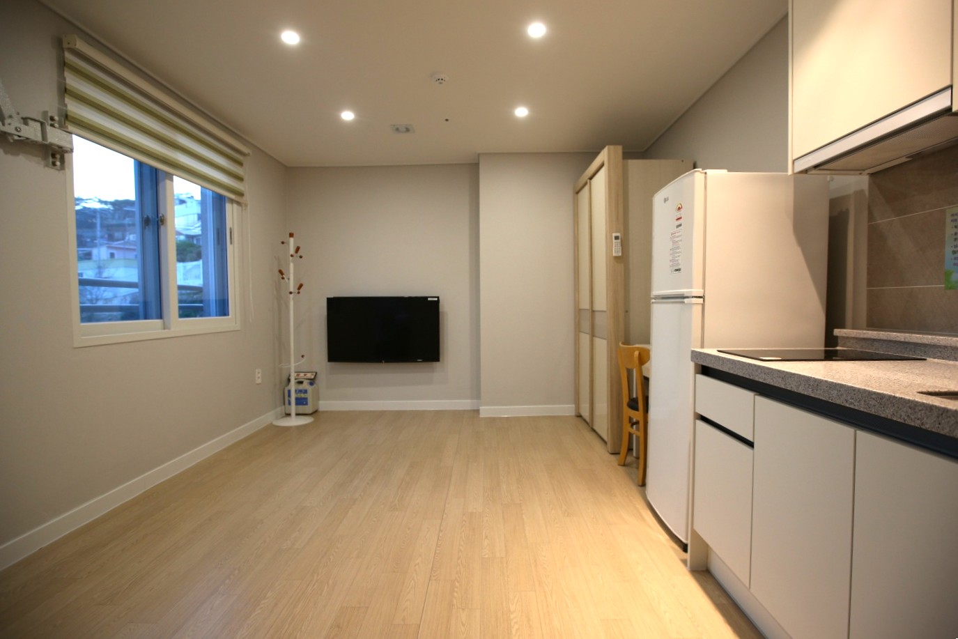 room detail thumbnail 1