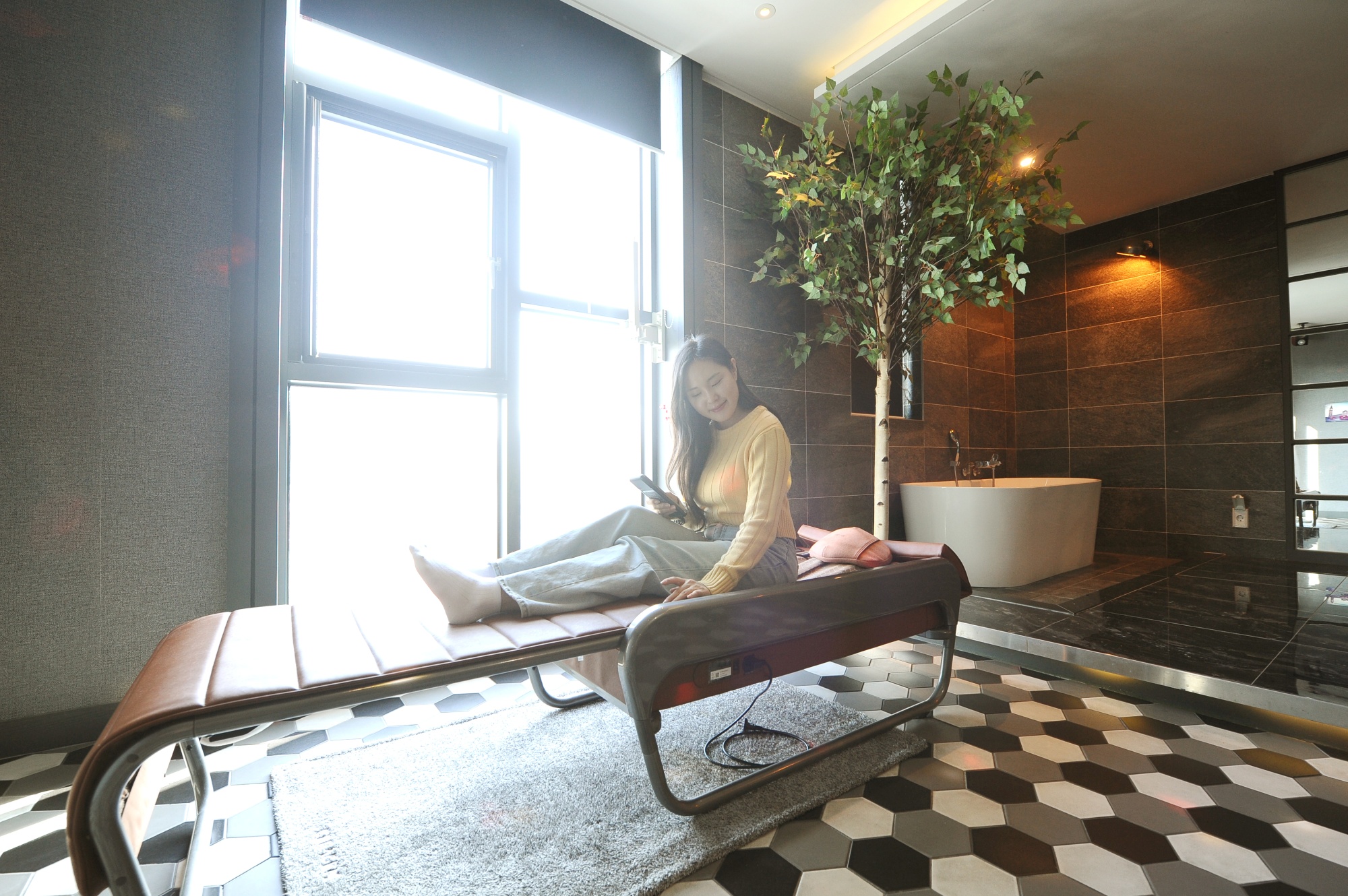room detail thumbnail 2