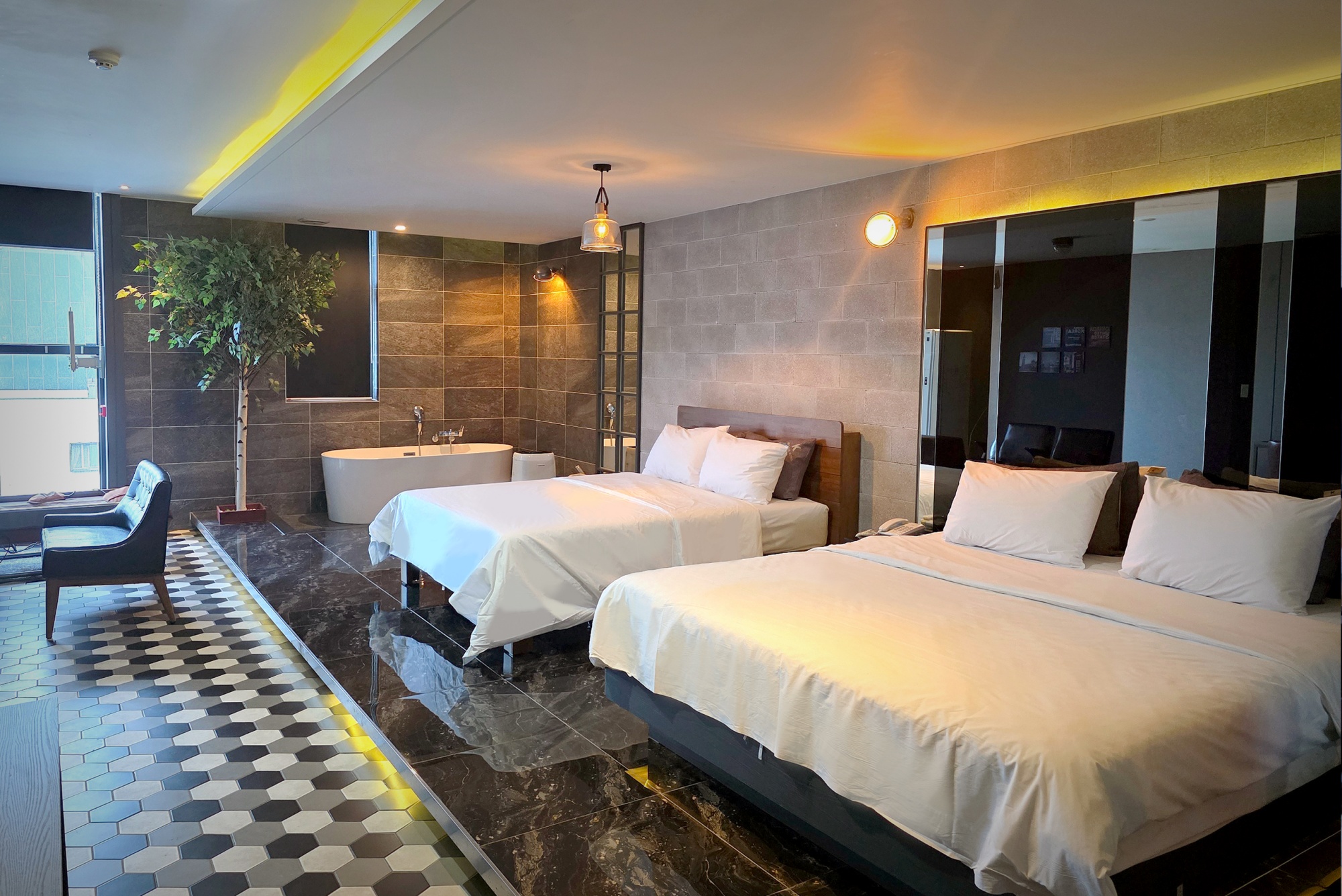 room detail thumbnail 2