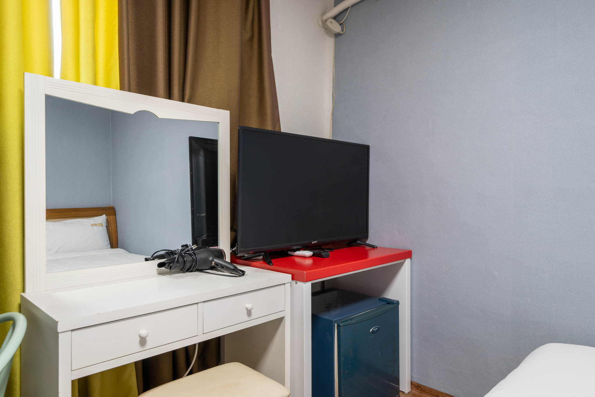 room detail thumbnail 2