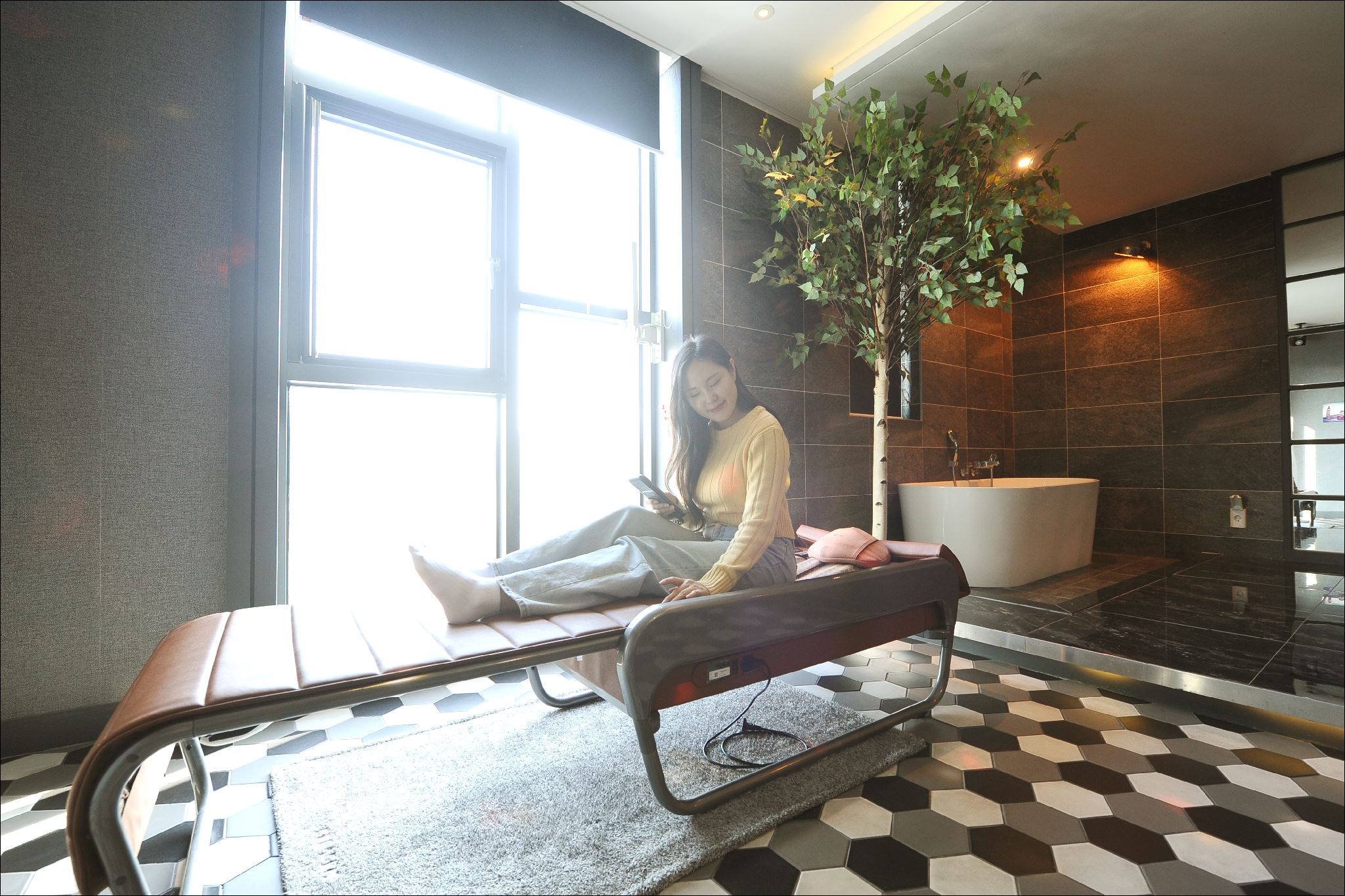 room detail thumbnail 2