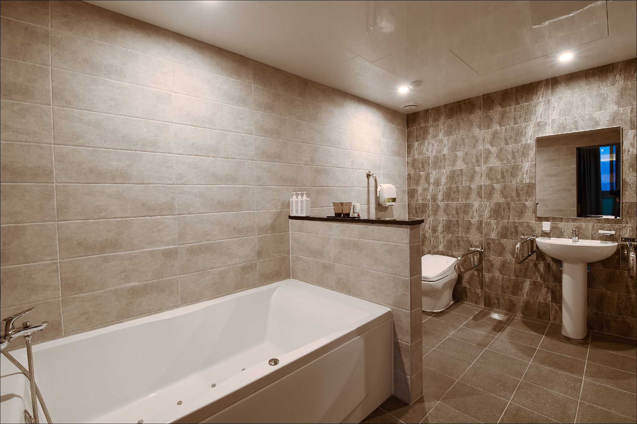 room detail thumbnail 2