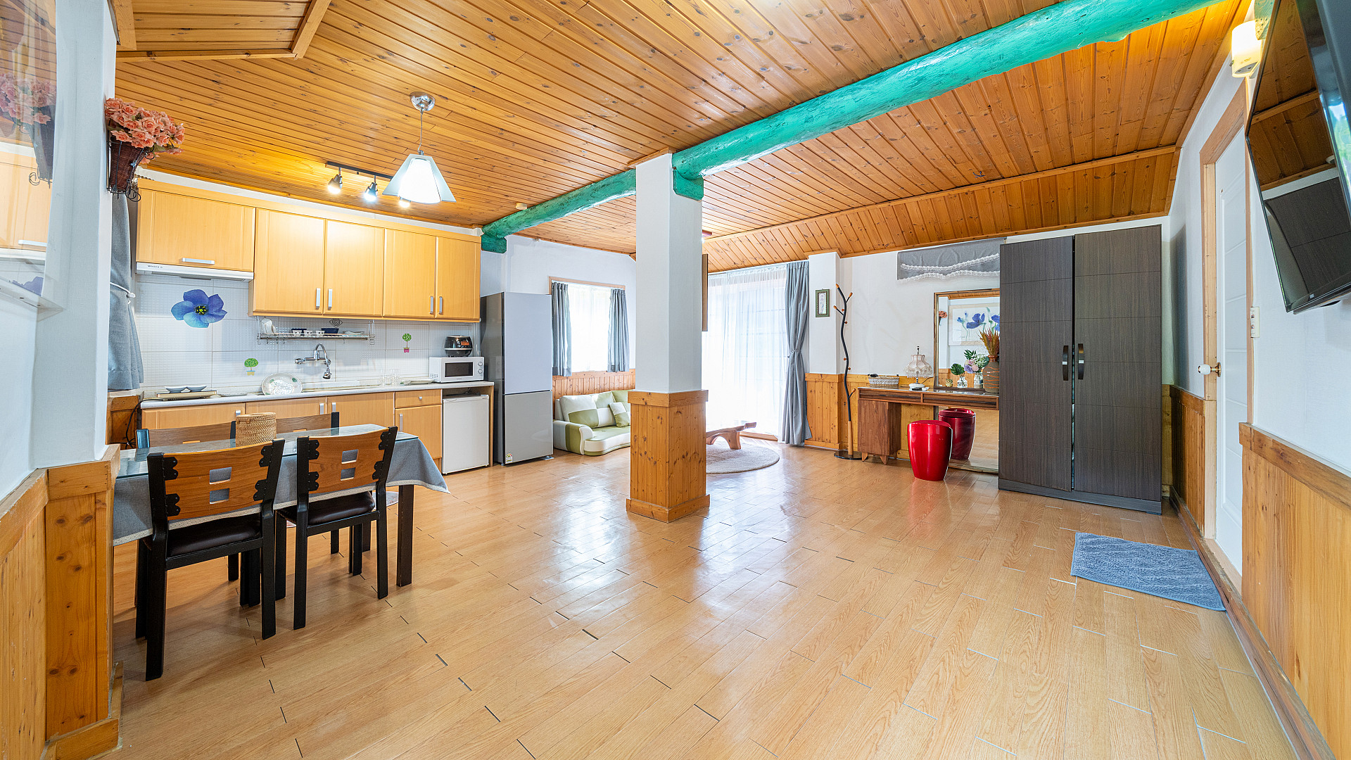 room detail thumbnail 1