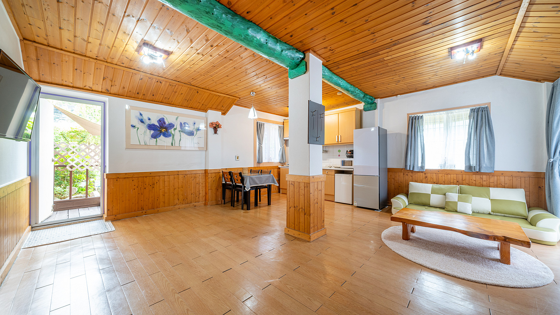 room detail thumbnail 2