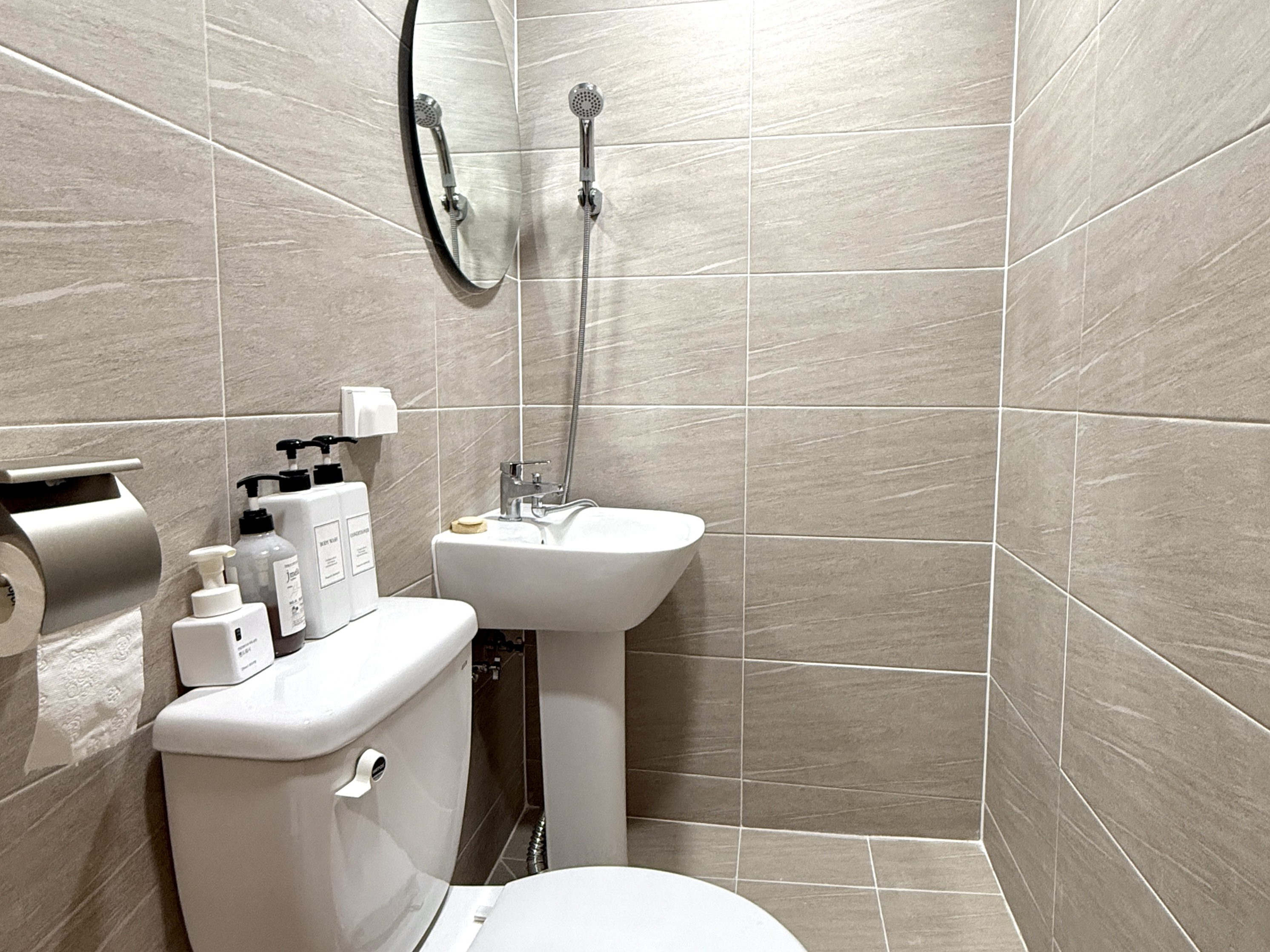 room detail thumbnail 2