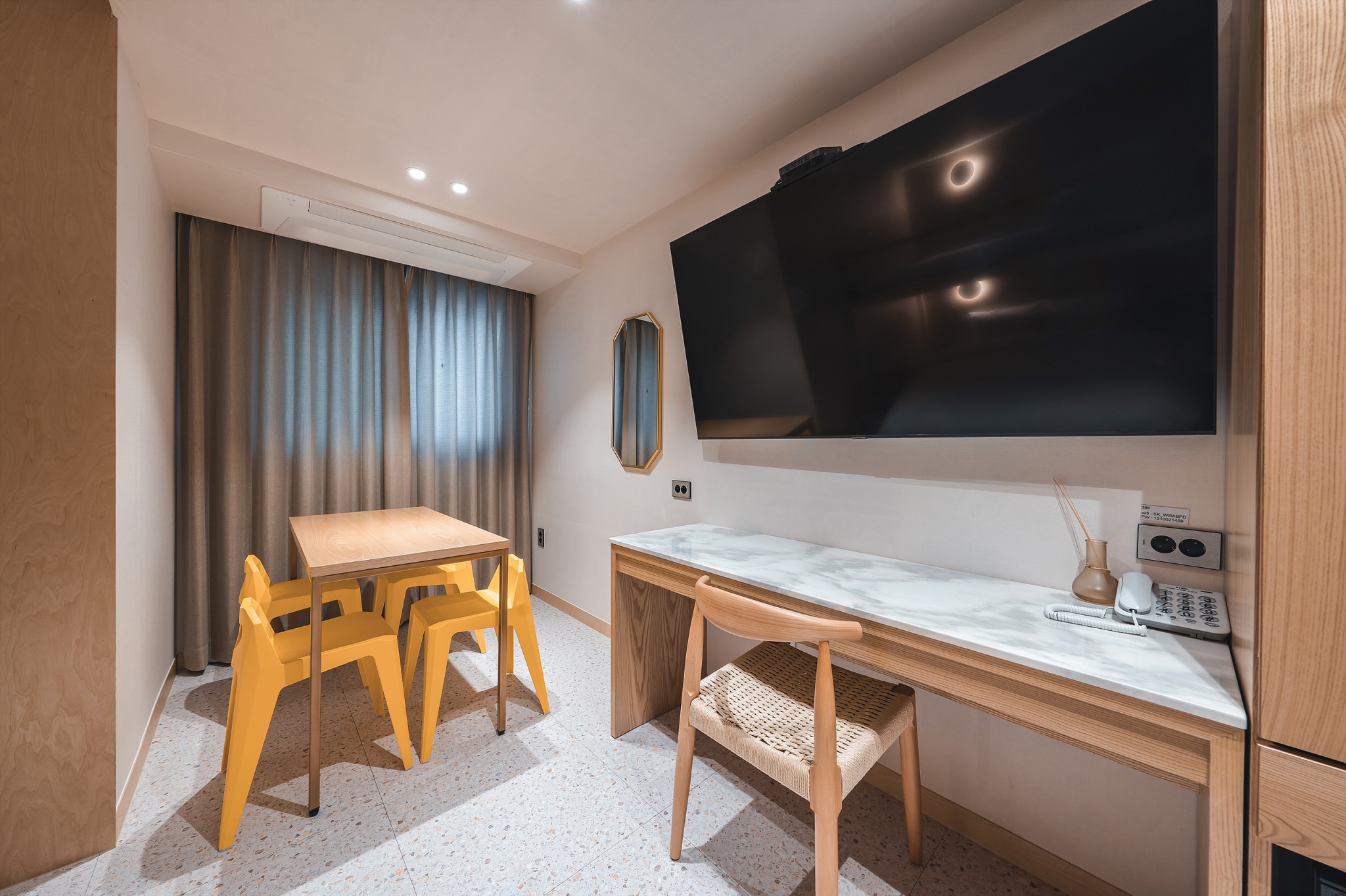 room detail thumbnail 1