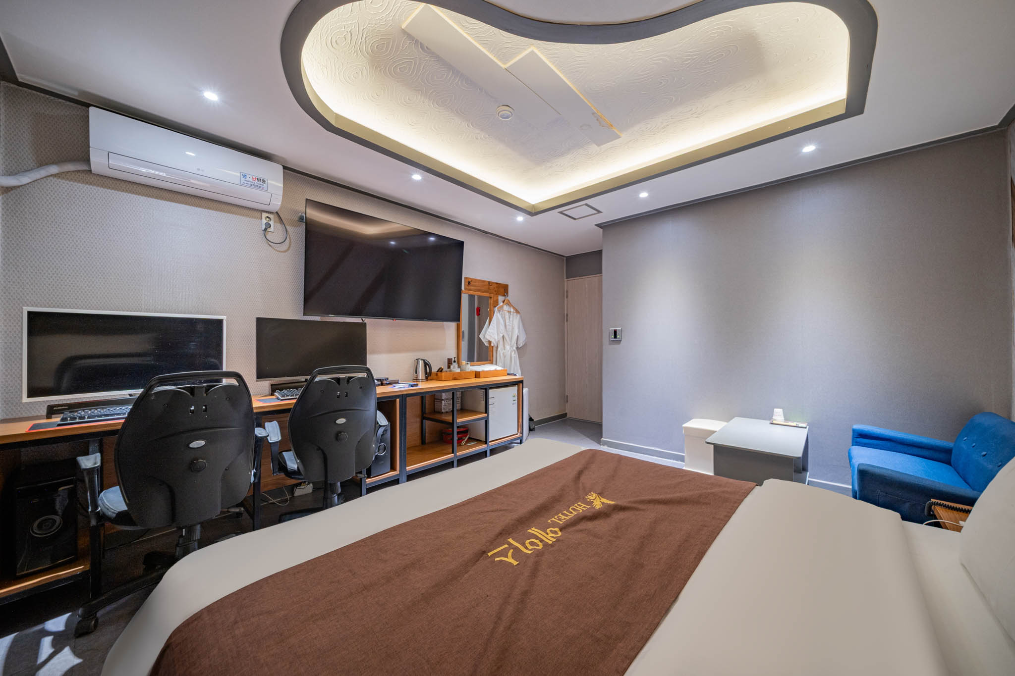 room detail thumbnail 2