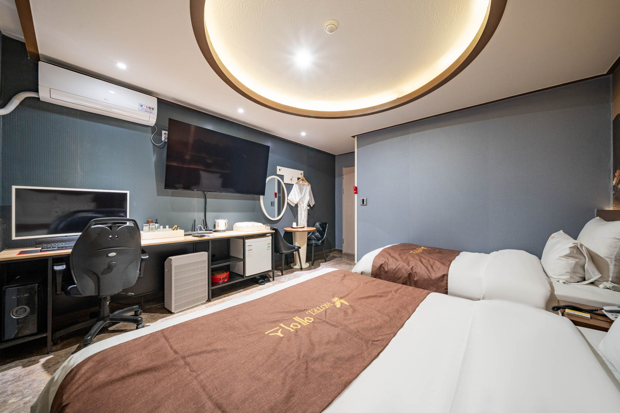 room detail thumbnail 2