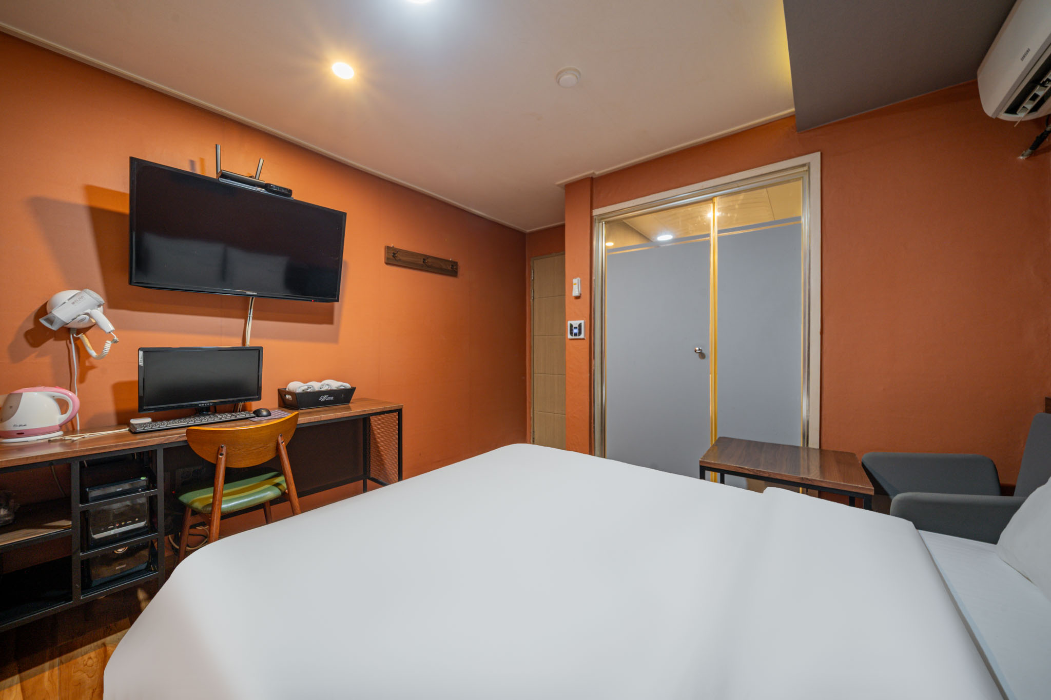 room detail thumbnail 2