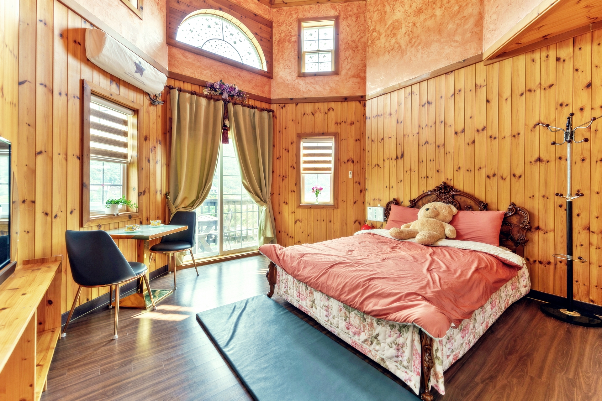 room detail thumbnail 2