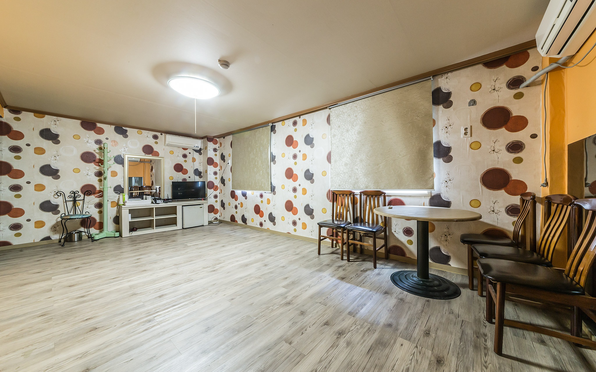 room detail thumbnail 2