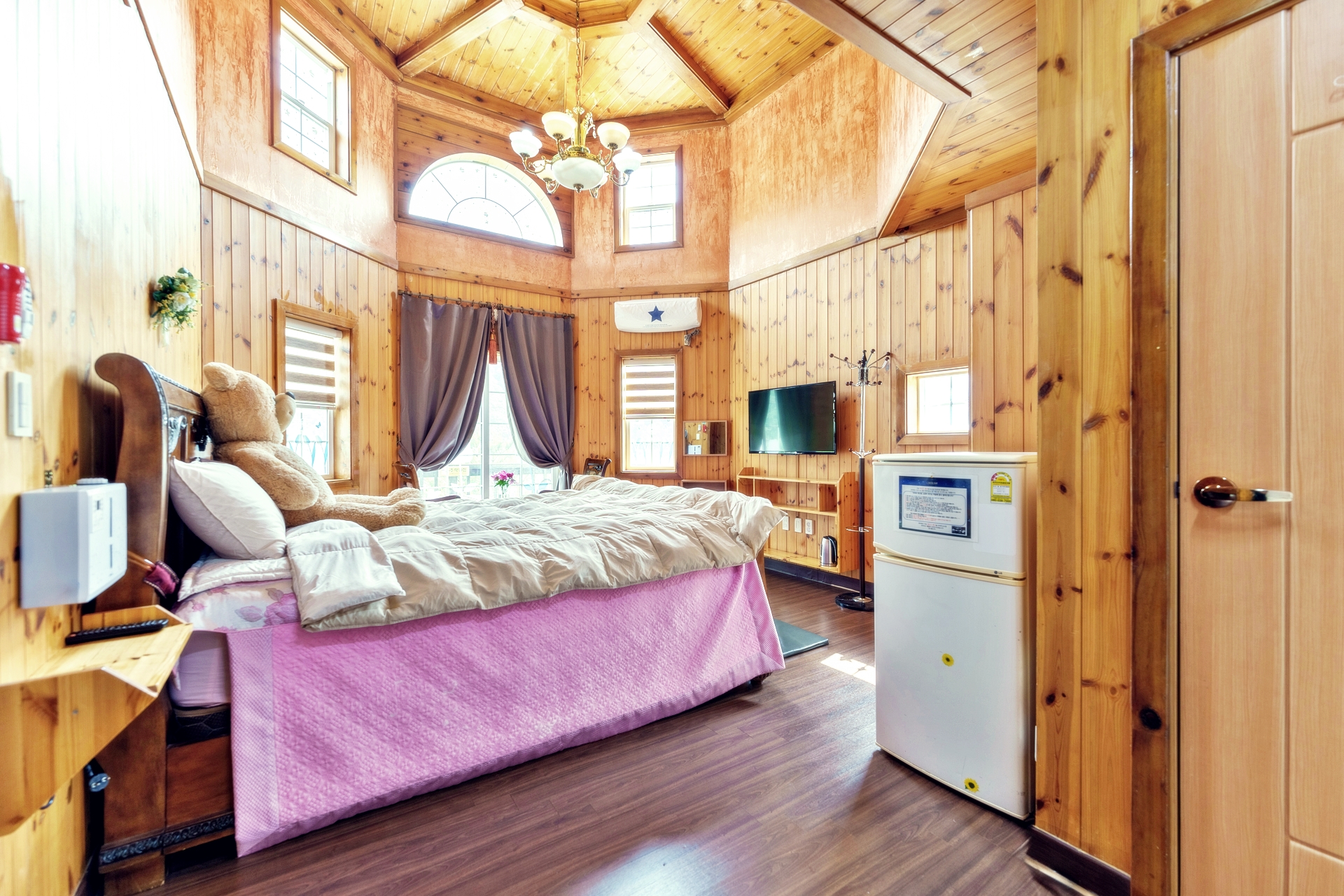 room detail thumbnail 2