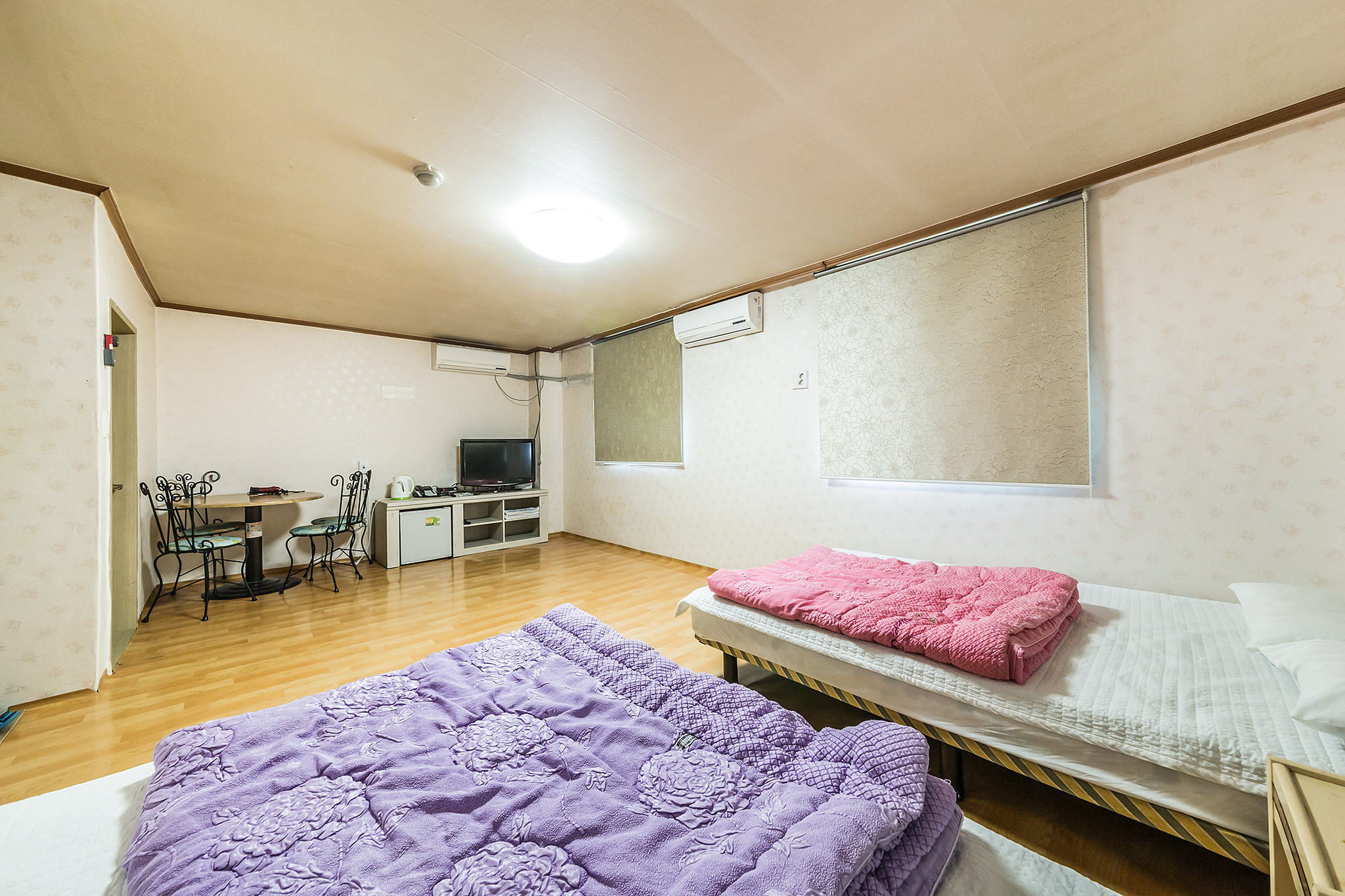 room detail thumbnail 2