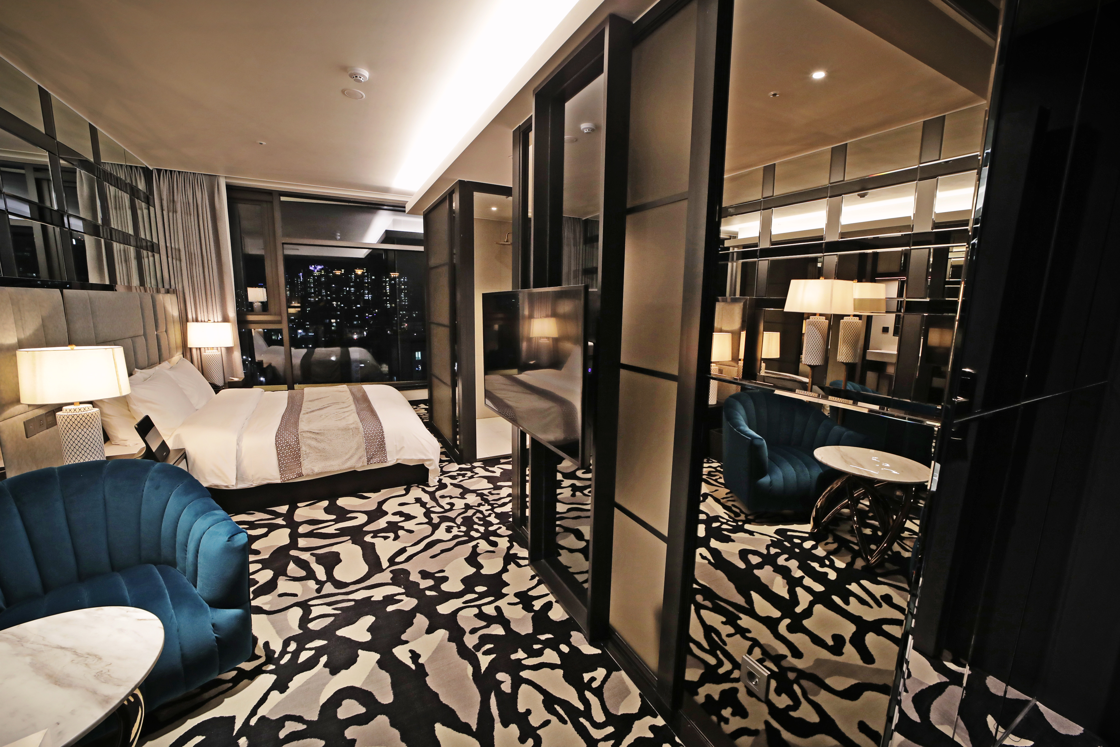 room detail thumbnail 2