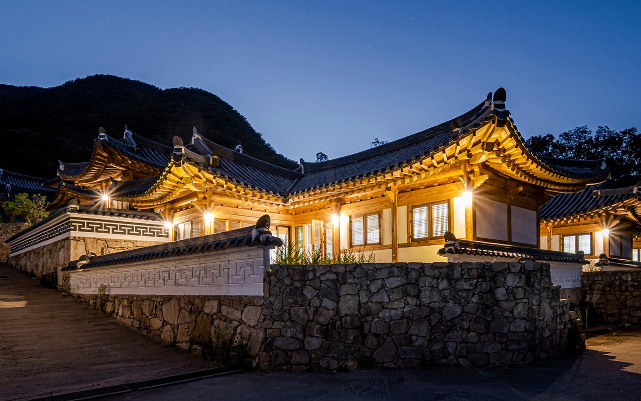 Soyojae hanok unit — 30-pyeong premium traditional Korean house