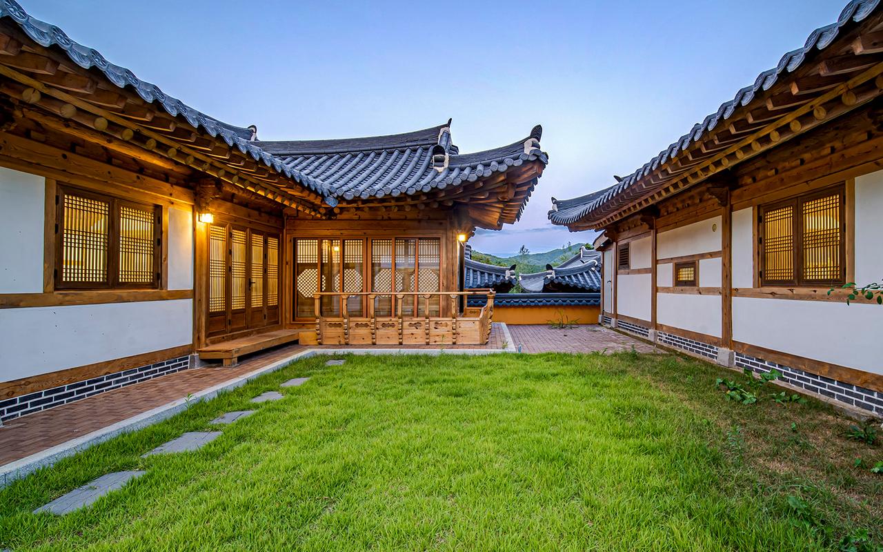 Punggyeonru premium pet-friendly hanok unit — 30-pyeong