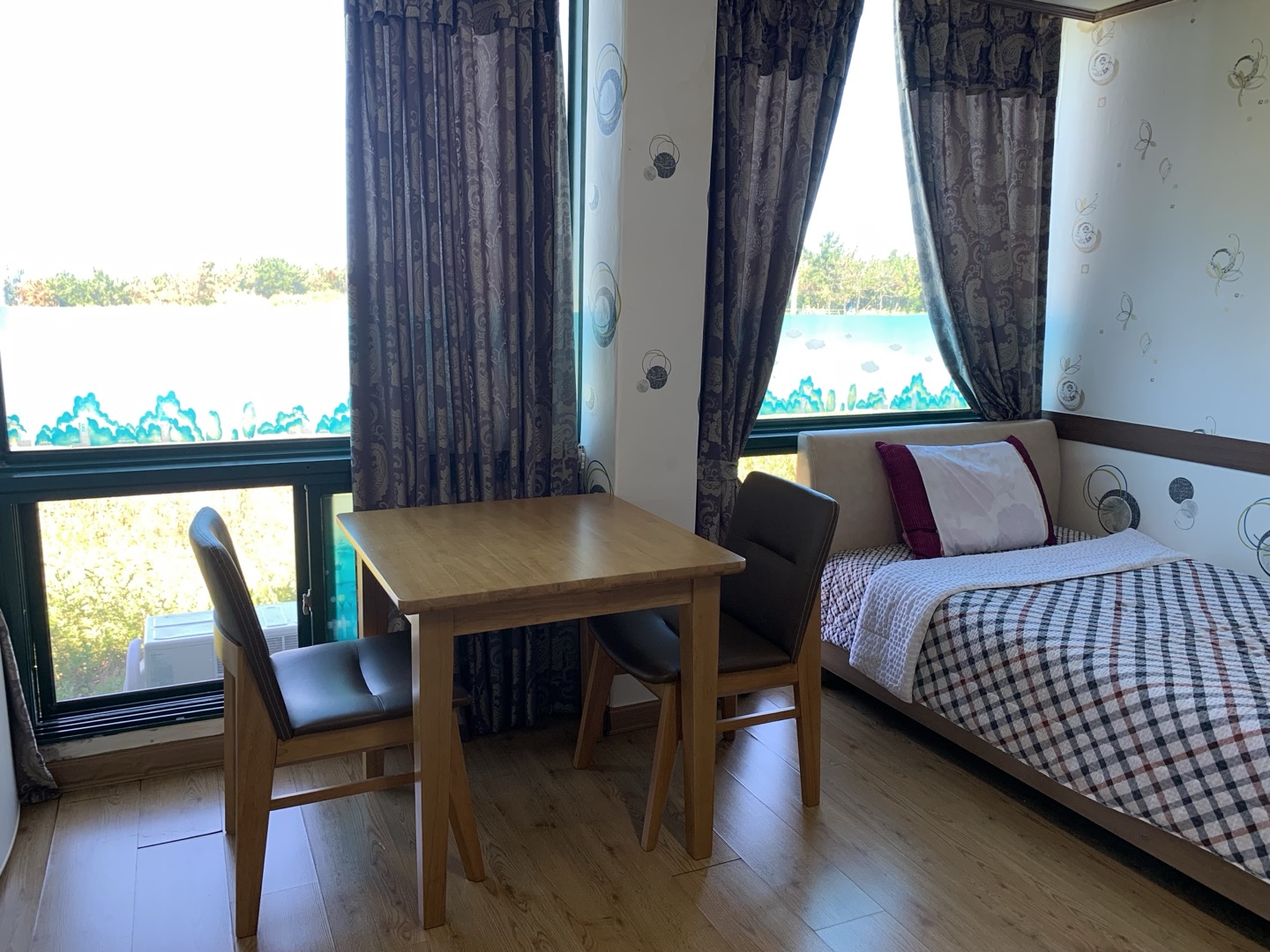 room detail thumbnail 2