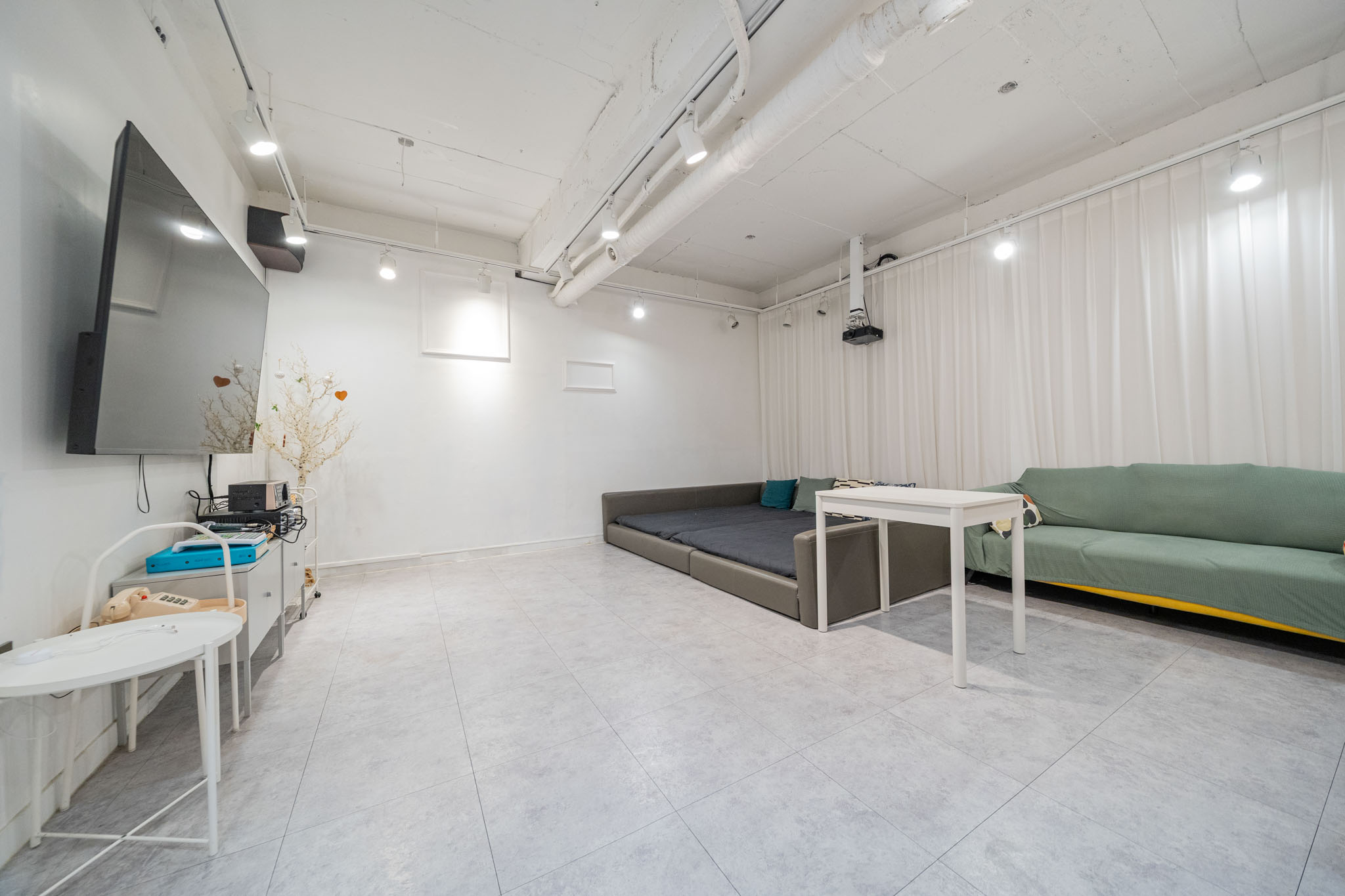 room detail thumbnail 1