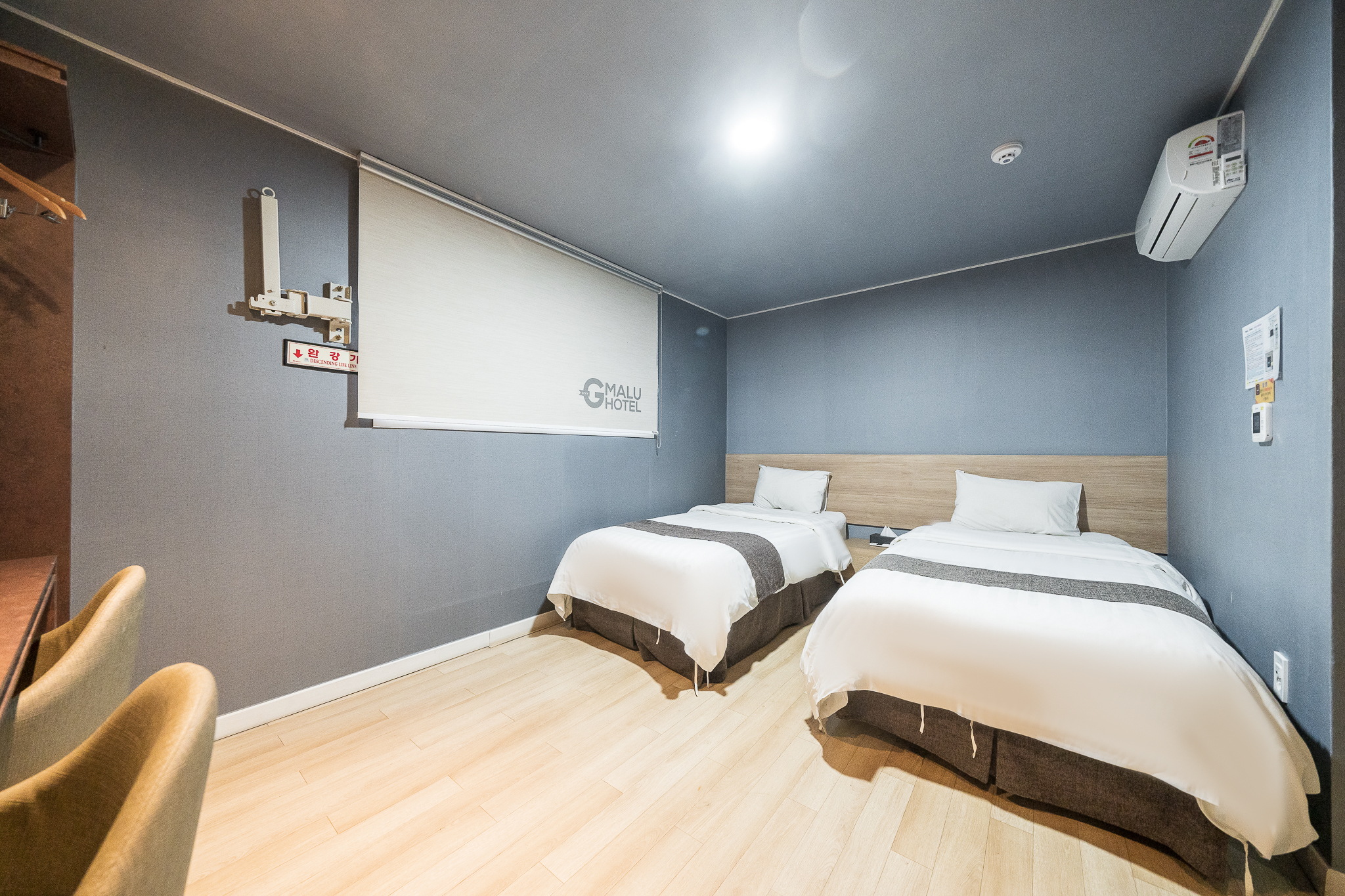 room detail thumbnail 2