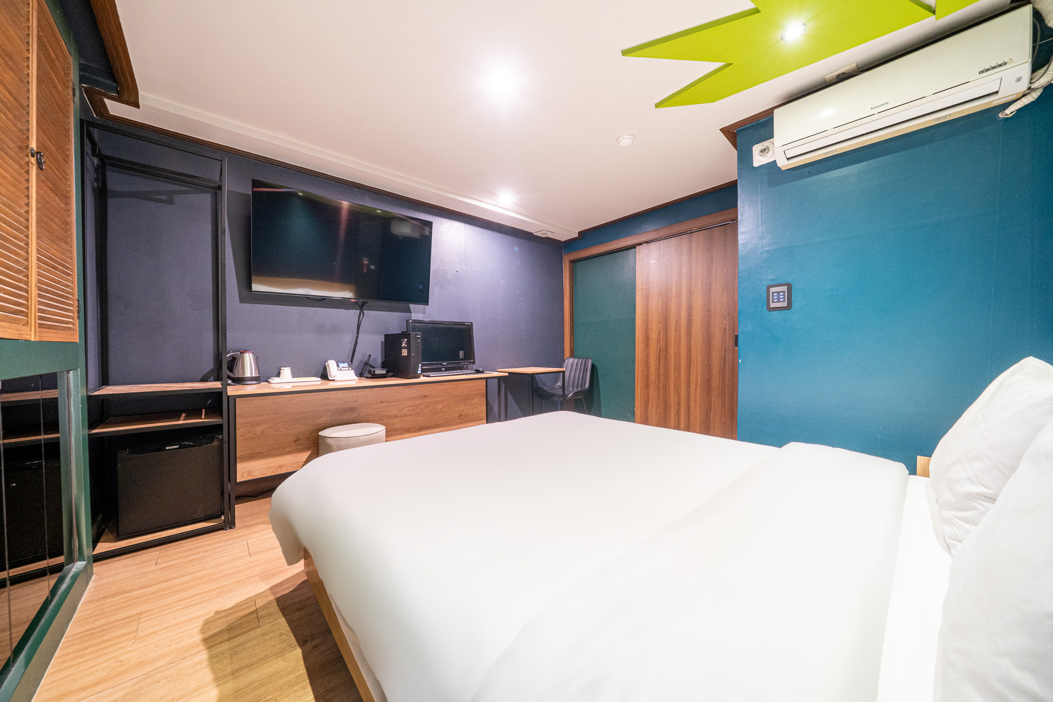 room detail thumbnail 2