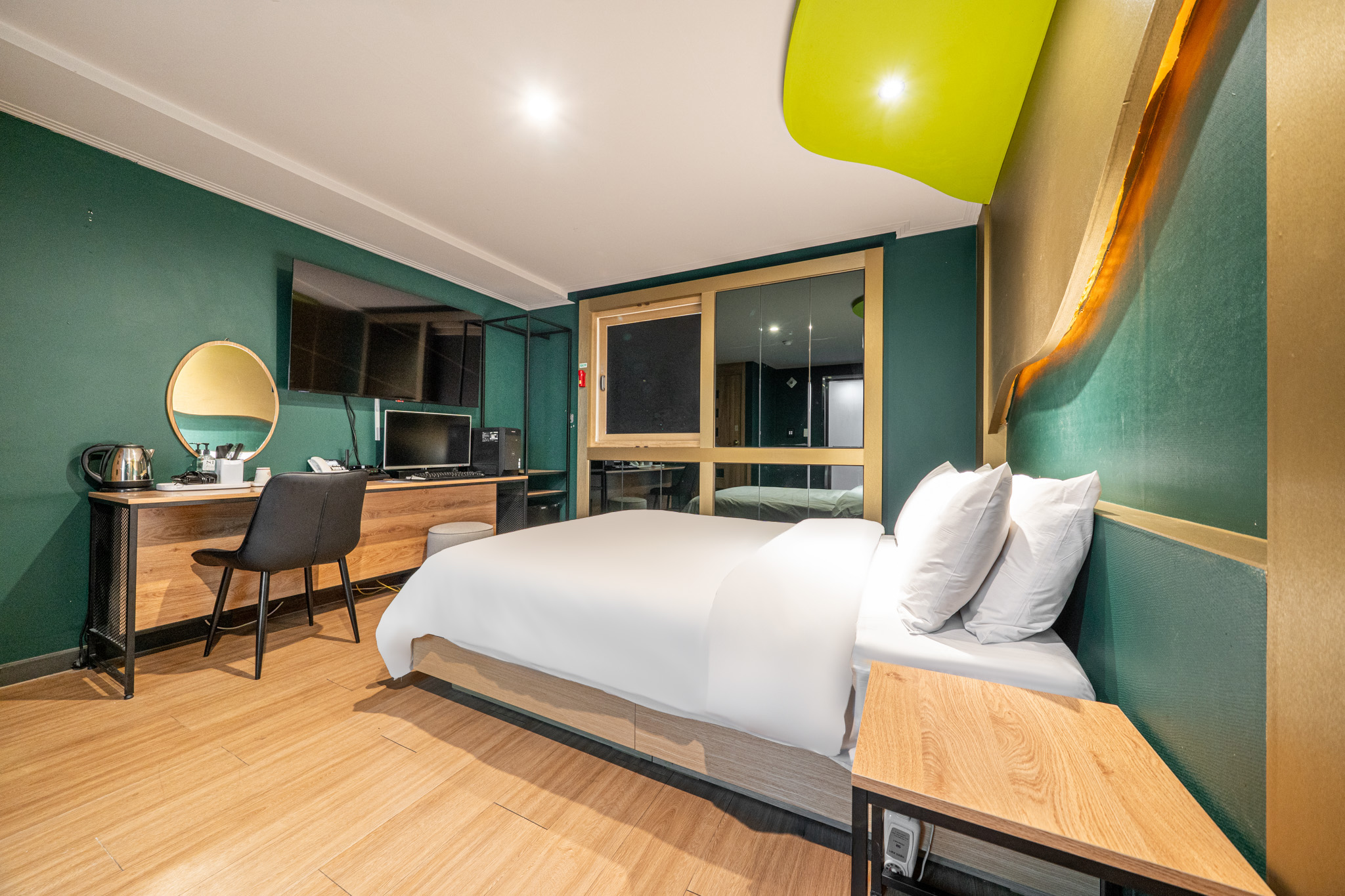 room detail thumbnail 2