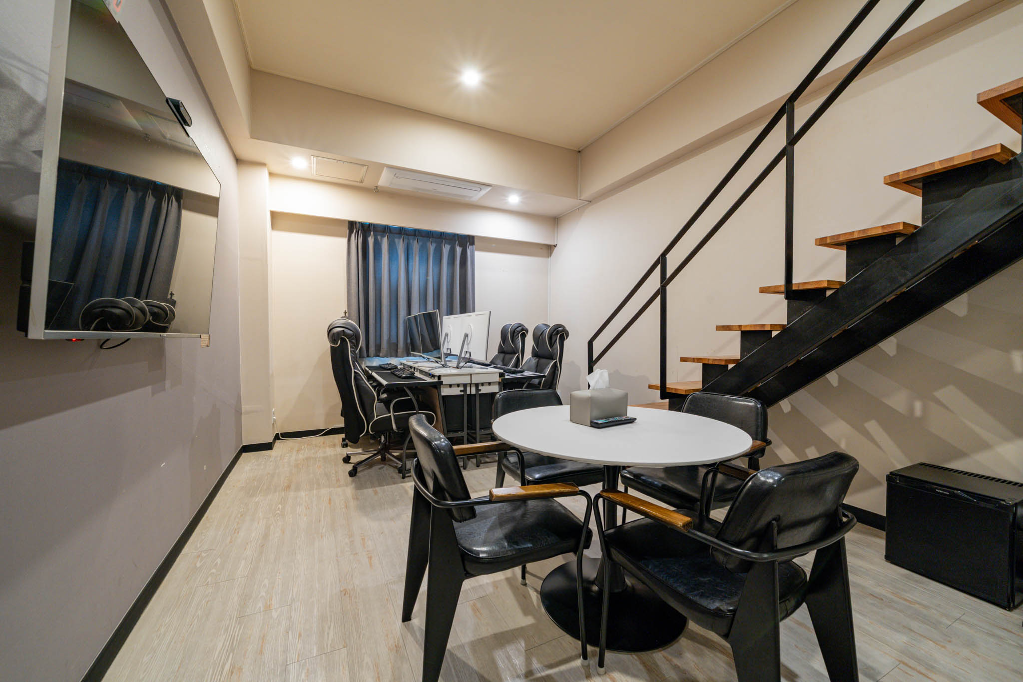 room detail thumbnail 1