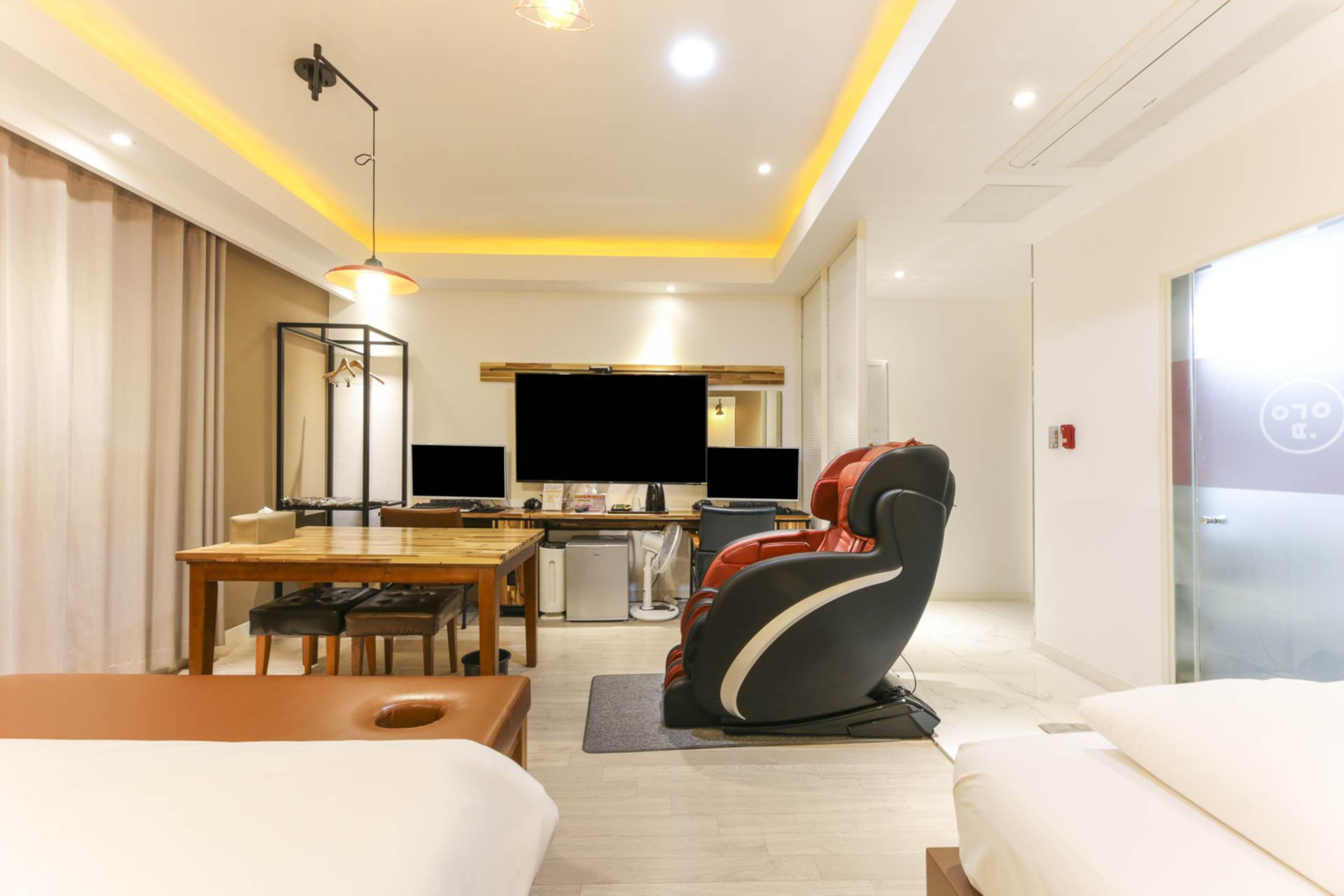 room detail thumbnail 2