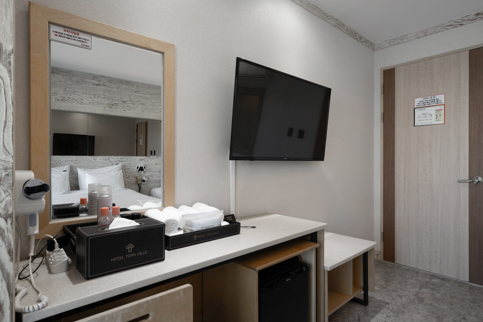 room detail thumbnail 2