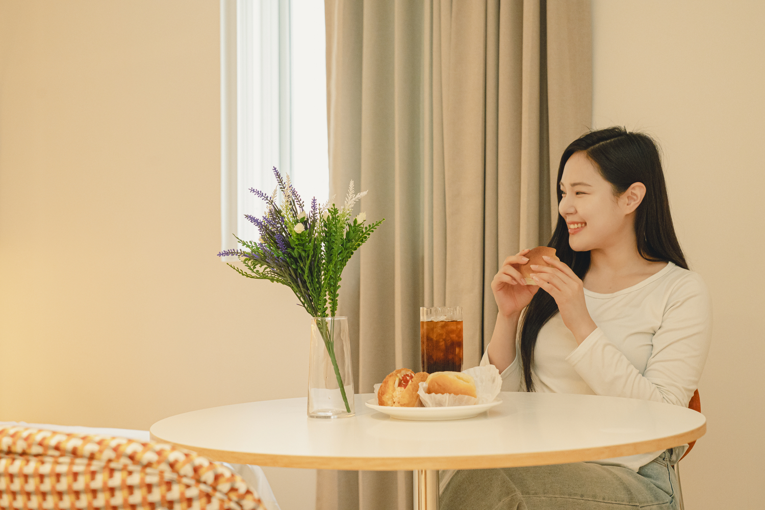 room detail thumbnail 2