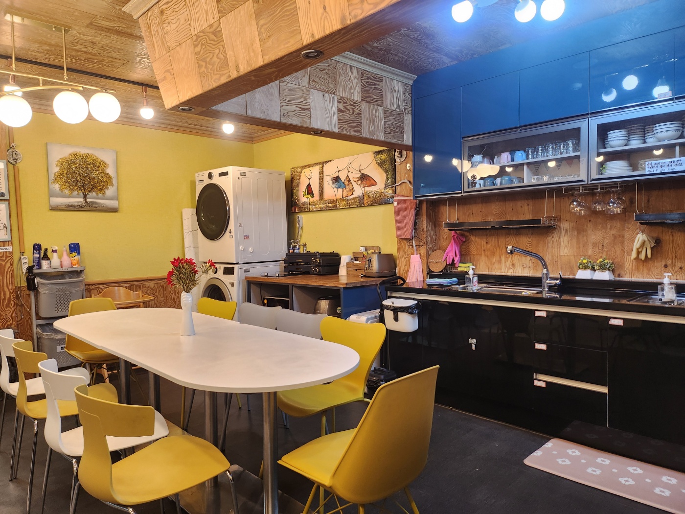 room detail thumbnail 1