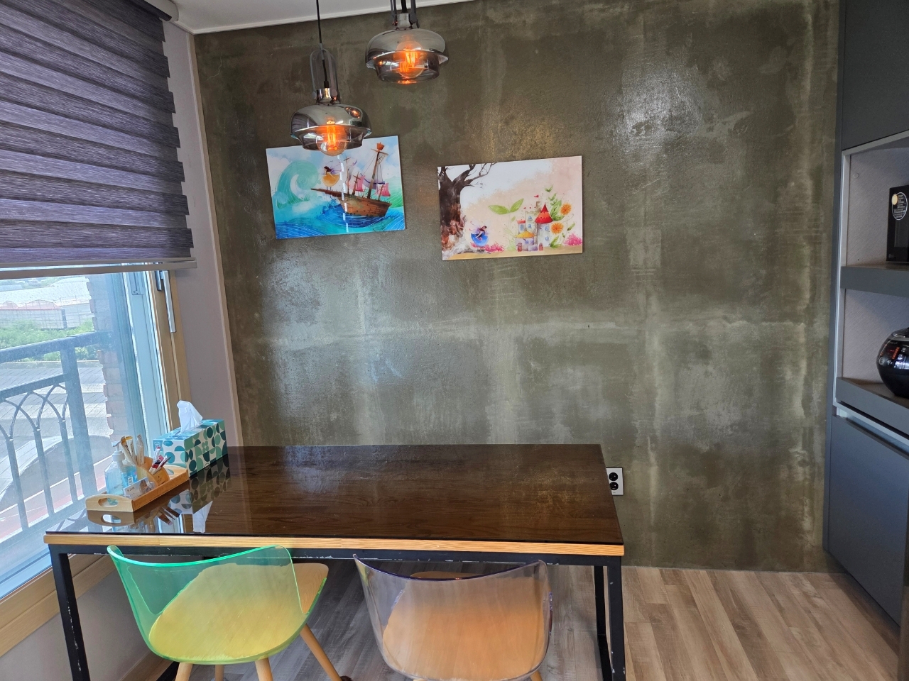 room detail thumbnail 2