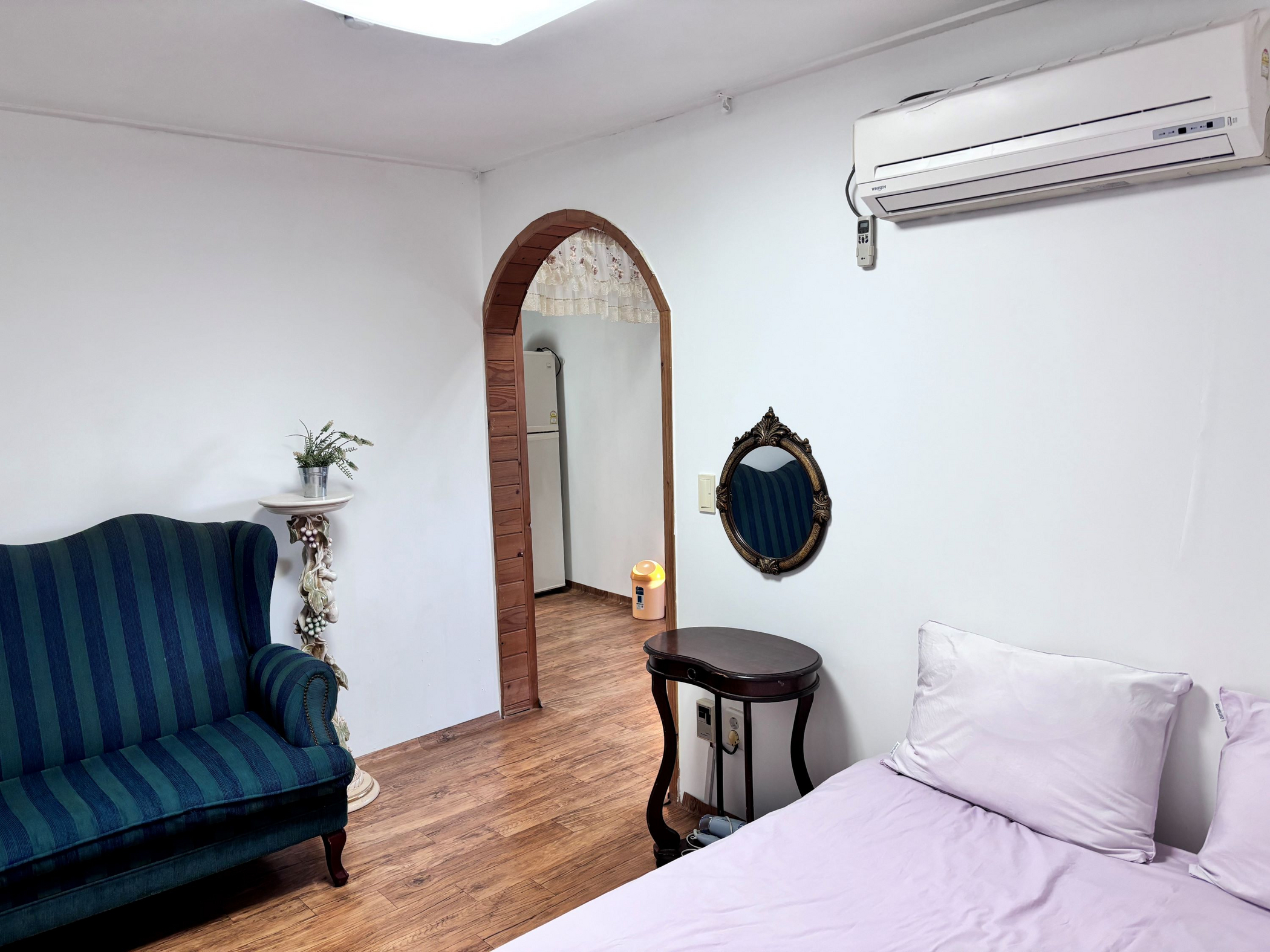 room detail thumbnail 2