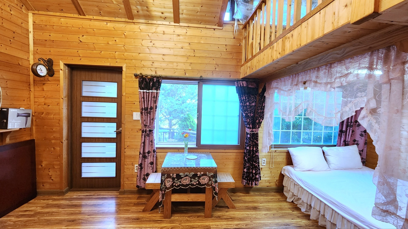 room detail thumbnail 1