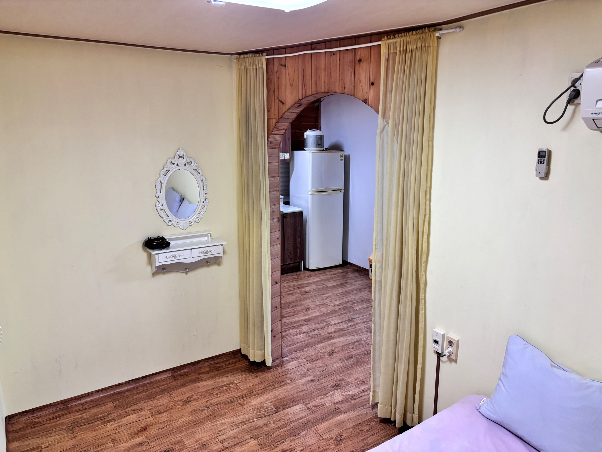 room detail thumbnail 2