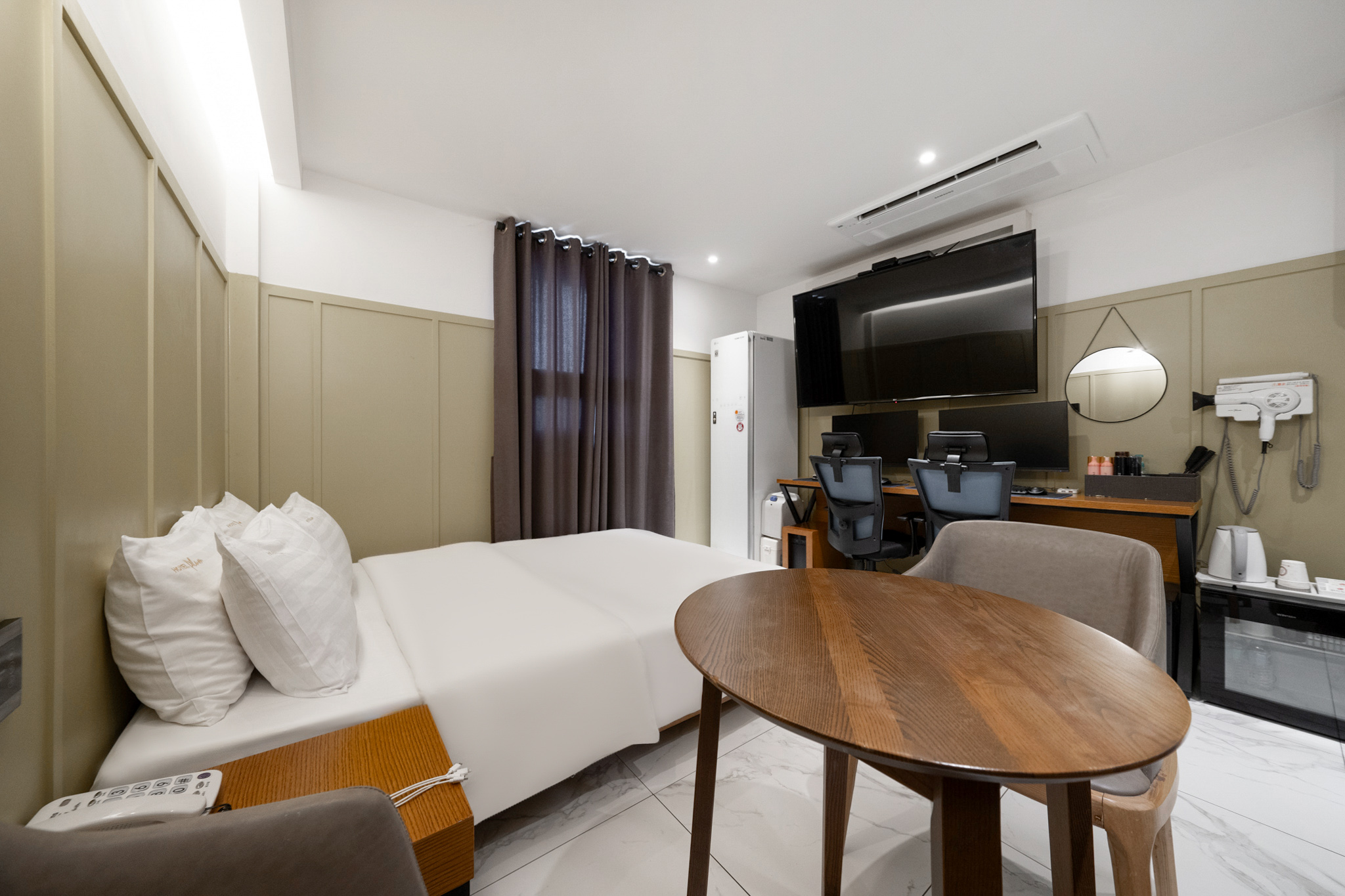 room detail thumbnail 1