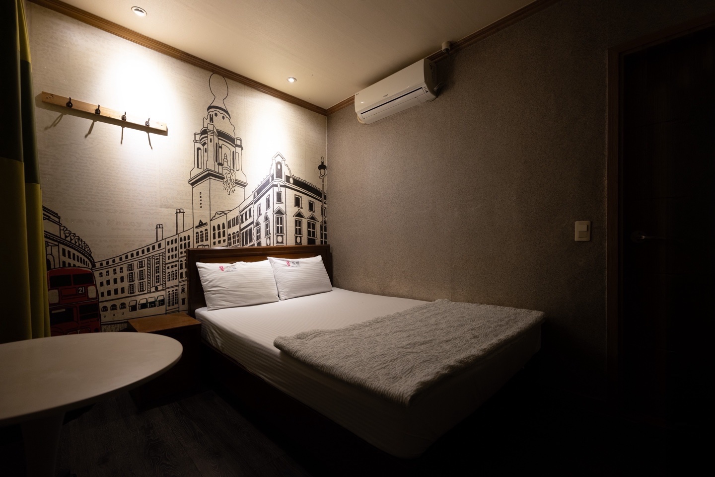 room detail thumbnail 1