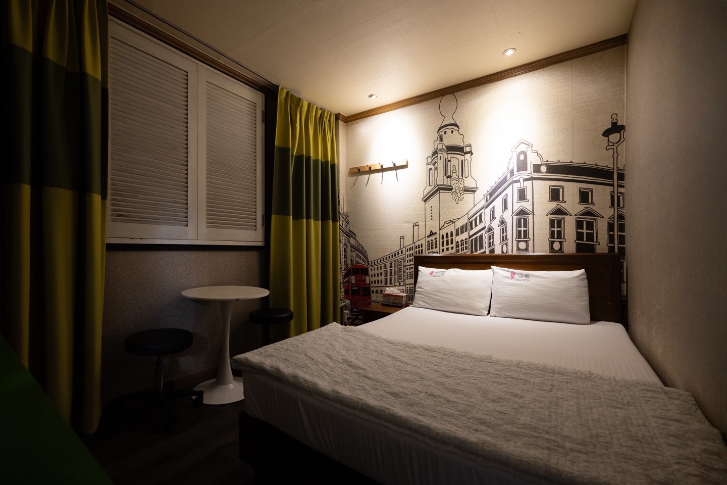 room detail thumbnail 2