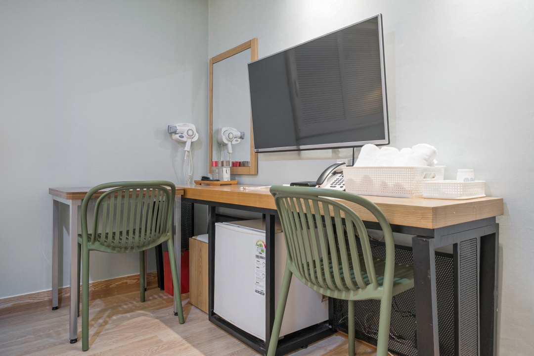 room detail thumbnail 2