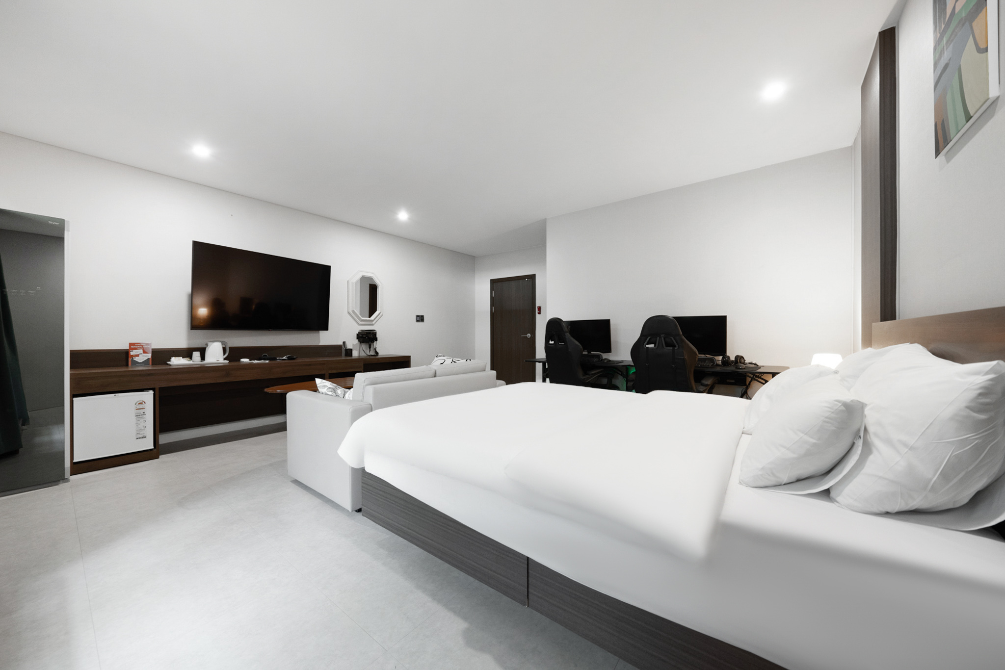 room detail thumbnail 2