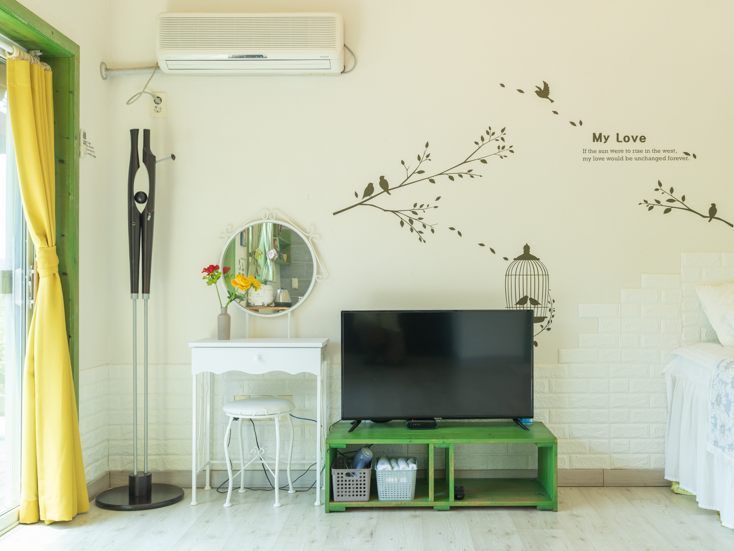 room detail thumbnail 1