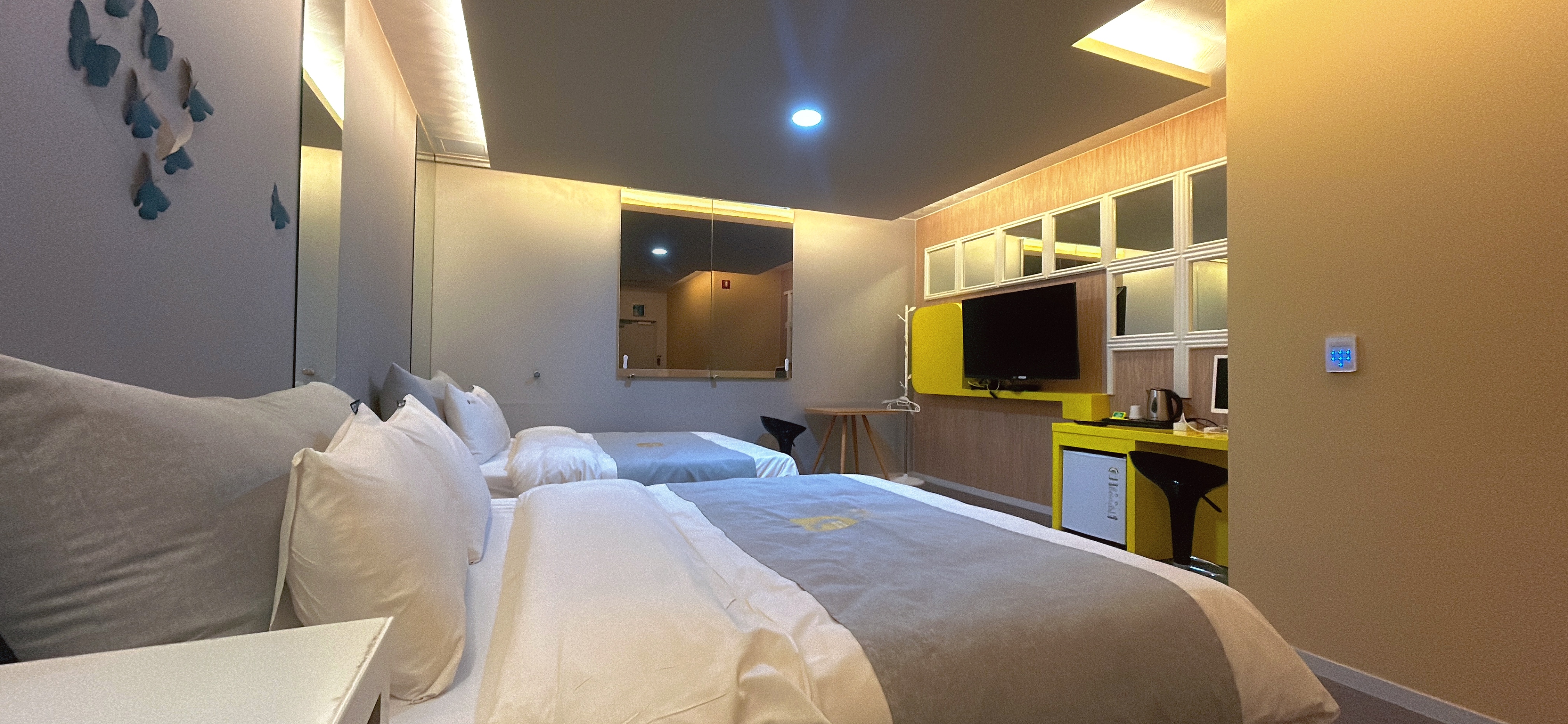 room detail thumbnail 2